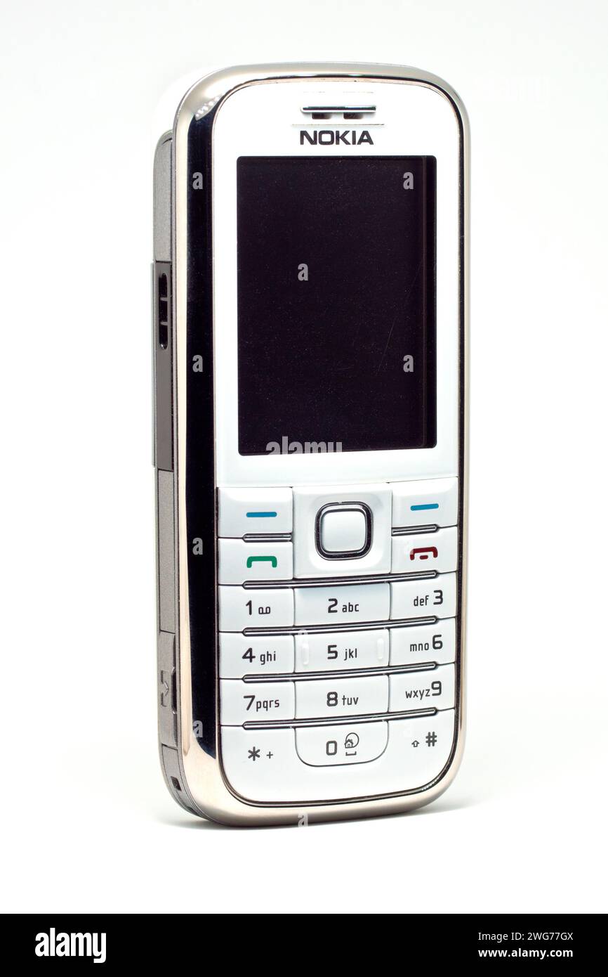 Gros plan d'un Nokia 6233, un téléphone mobile de style Candybar du début des années 2000, photographié sur fond blanc. Banque D'Images