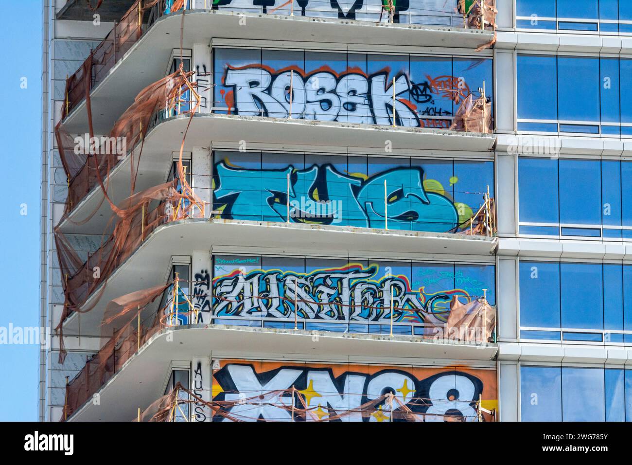 2 février 2024 : pendant plusieurs nuits, à partir du mardi 30 janvier 2024, environ une douzaine de traceurs ont envahi l'Oceanwide Plaza, une place de 1 milliards de dollars, dans le centre-ville de Los Angeles, couvrant les trois tours de graffiti. La police a cité de nombreuses personnes et en aurait arrêté deux. La construction du complexe à usage mixte à l'angle de la rue S. Figueroa et de la 11e rue W. s'est arrêtée en 2019 lorsque le financement s'est épuisé. Banque D'Images