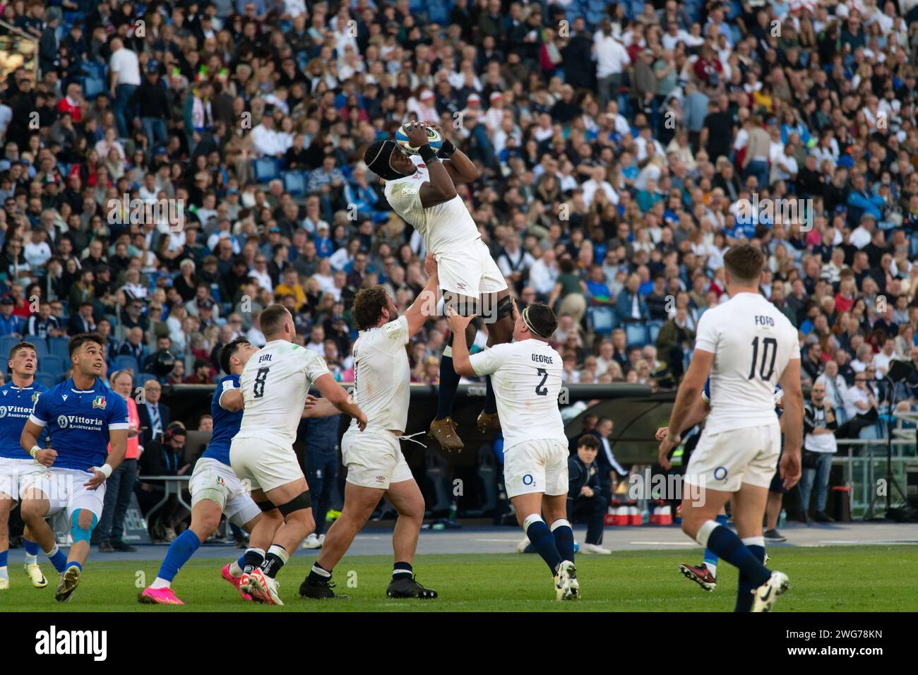 Rome, Italie, 3 février 2024. Italie vs Angleterre, Rugby six Nations, Maro Itoje (ENG) Catch the oval, Olympic Stadium. Crédit photo : Fabio Pagani/Alamy Live News Banque D'Images