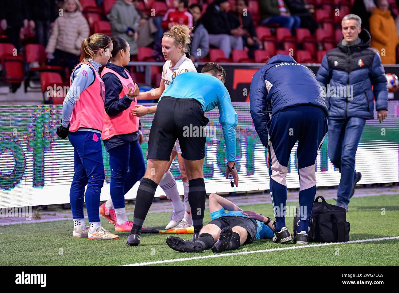 Velsen, pays-Bas. 3 février 2024. VELSEN, PAYS-BAS - FÉVRIER 3 : Jan van Gurp arbitre assistant lors du match Azerion Vrouwen Eredivisie entre SC Telstar et AFC Ajax au 711 Stadion le 3 février 2024 à Velsen, pays-Bas. (Photo de Jan Mulder/Orange Pictures) crédit : dpa/Alamy Live News Banque D'Images