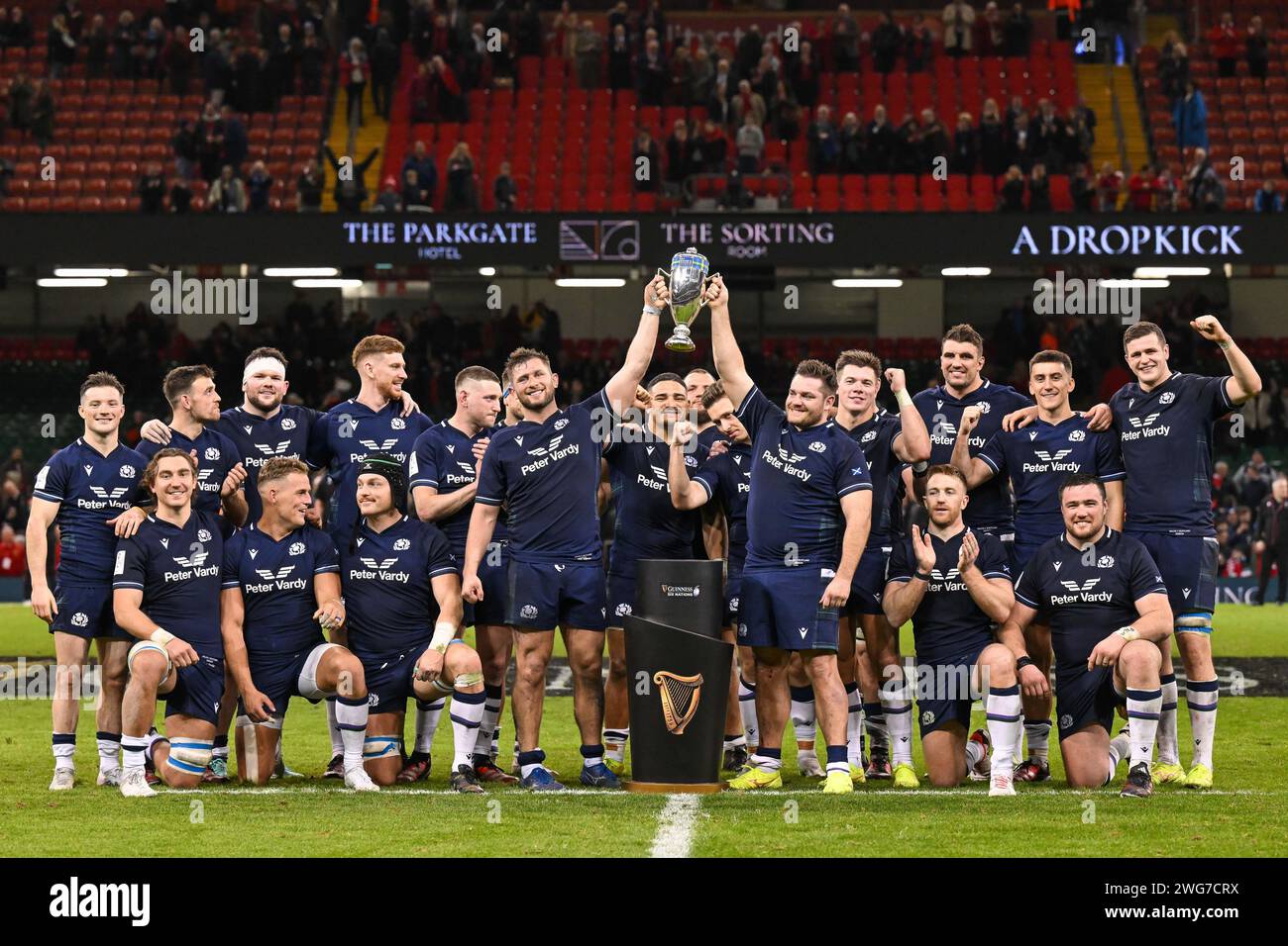 L'Écosse lève la Doddie Weir Cup après avoir battu le pays de Galles dans le Guinness 6 Nations Match Wales vs Scotland 2024 au Principality Stadium, Cardiff, Royaume-Uni, le 3 février 2024 (photo de Craig Thomas/News Images) in, le 2/3/2024. (Photo Craig Thomas/News Images/Sipa USA) crédit : SIPA USA/Alamy Live News Banque D'Images