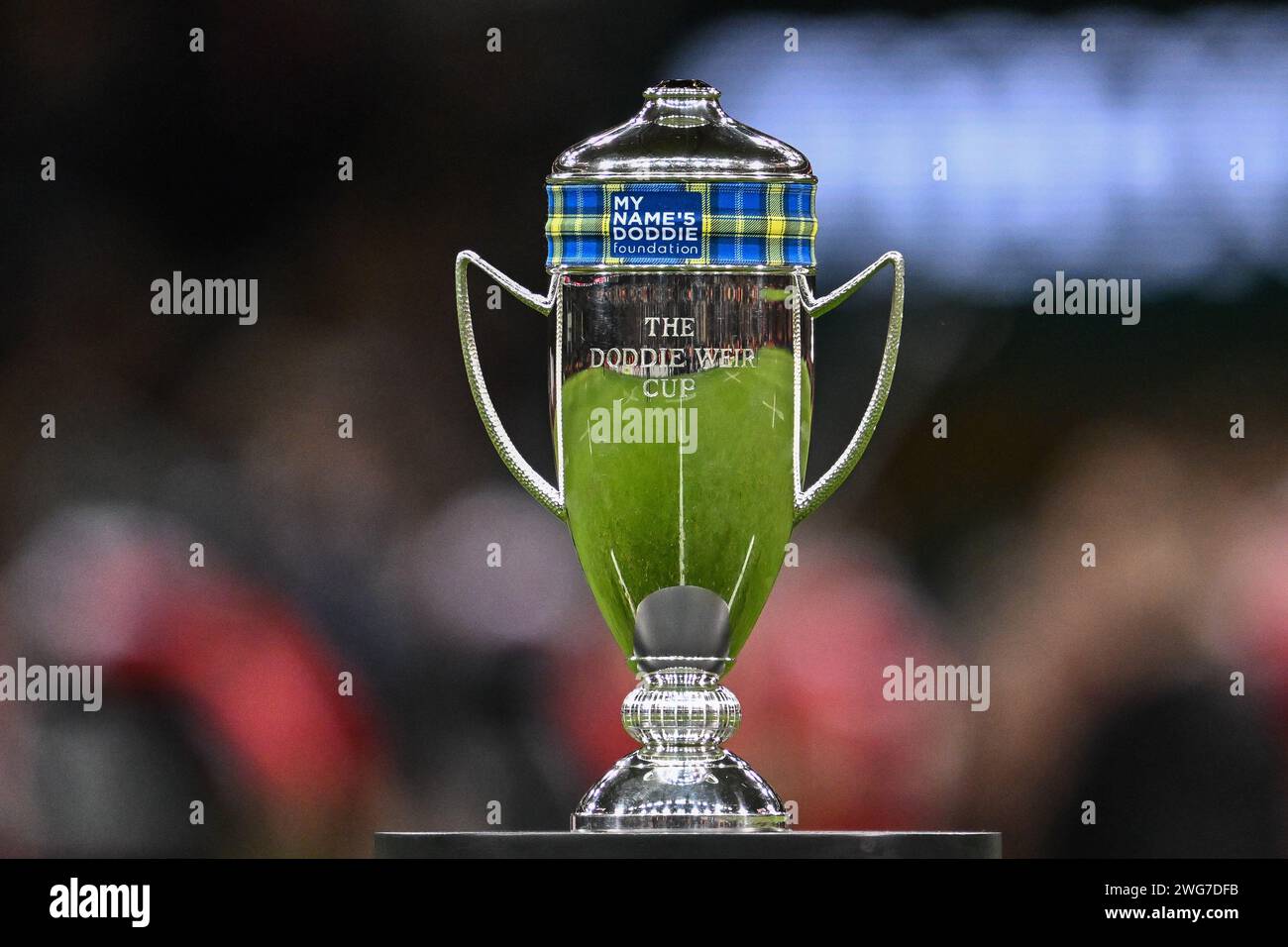 La Doddie Weir Cup sera présentée à l'Écosse pour avoir battu le pays de Galles dans le Guinness 6 Nations Match Wales vs Scotland 2024 au Principality Stadium, Cardiff, Royaume-Uni, le 3 février 2024 (photo de Craig Thomas/News Images) le 2/3/2024. (Photo Craig Thomas/News Images/Sipa USA) crédit : SIPA USA/Alamy Live News Banque D'Images