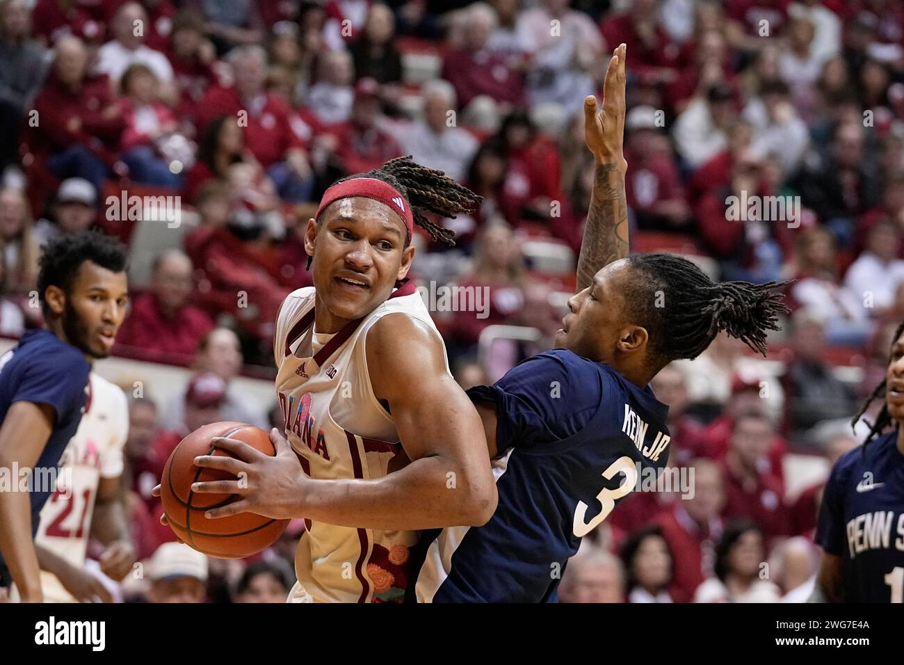 Indiana's Malik Reneau (5) goes to the basket against Penn State's Nick Kern Jr. (3) during the second half of an NCAA college basketball game, Saturday, Feb. 3, 2024, in Bloomington, Ind. (AP Photo/Darron Cummings) Banque D'Images