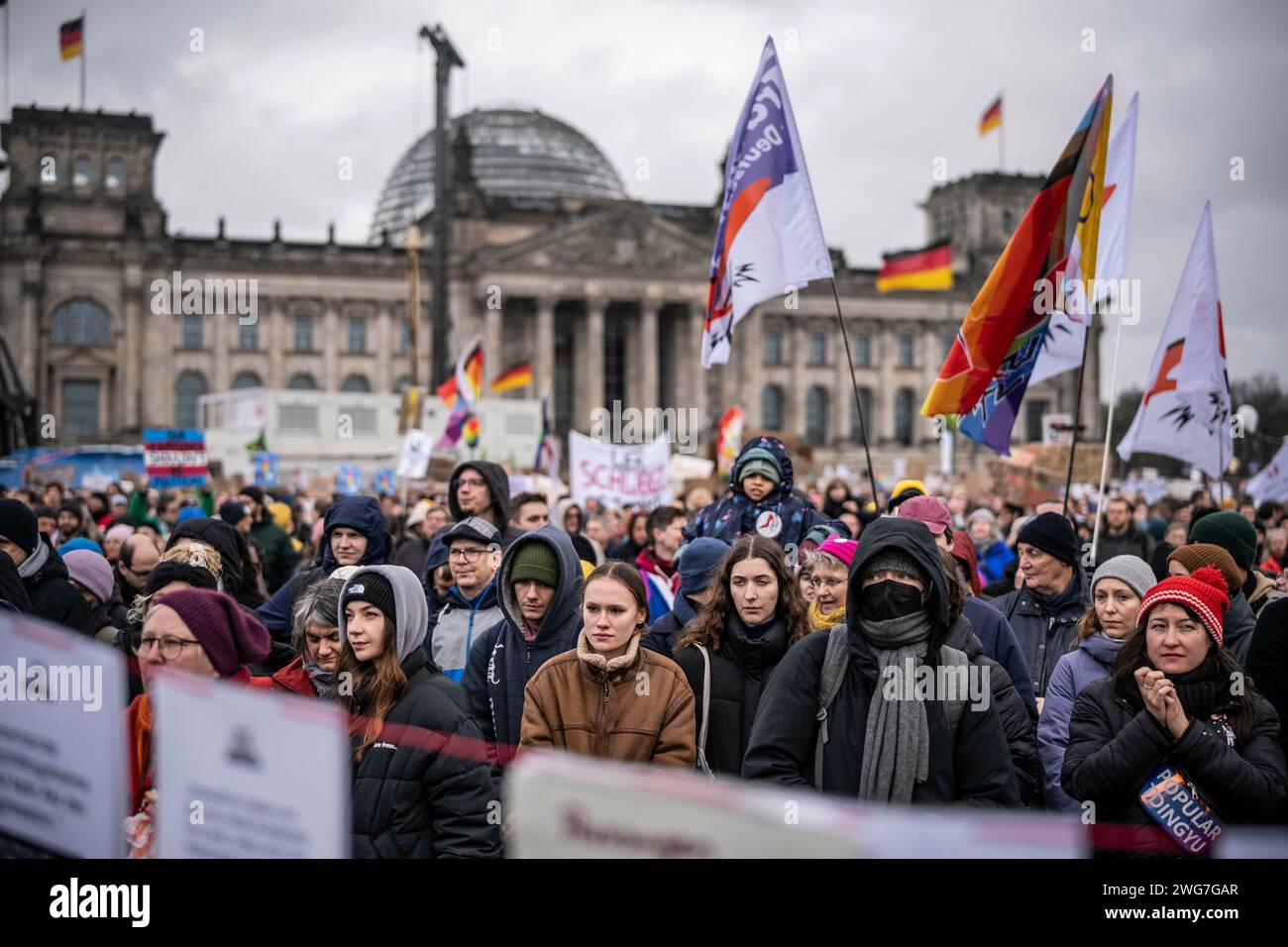 Berlin, Deutschland. 03 février 2024. 150 000 personnes se rassemblent autour du Bundestag à Berlin pour créer un mur humain contre le virage à droite dans la société. « Nous sommes le pare-feu », ont crié des manifestants de divers groupes sociaux. Enregistrements le 3 février 2024 à Berlin Credit : dpa/Alamy Live News Banque D'Images