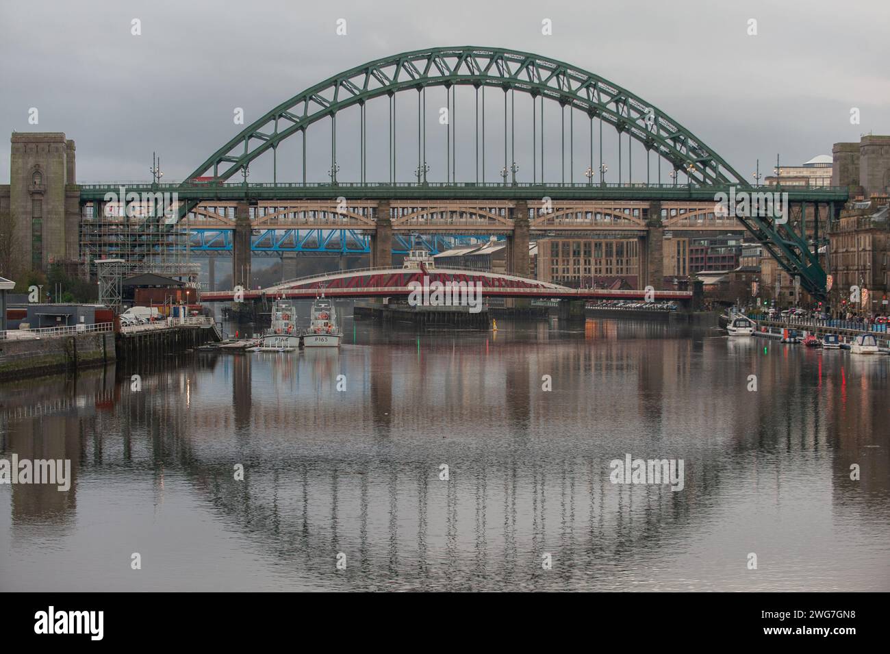 Ponts de Newcastle : structures emblématiques reliant le paysage urbain. Banque D'Images