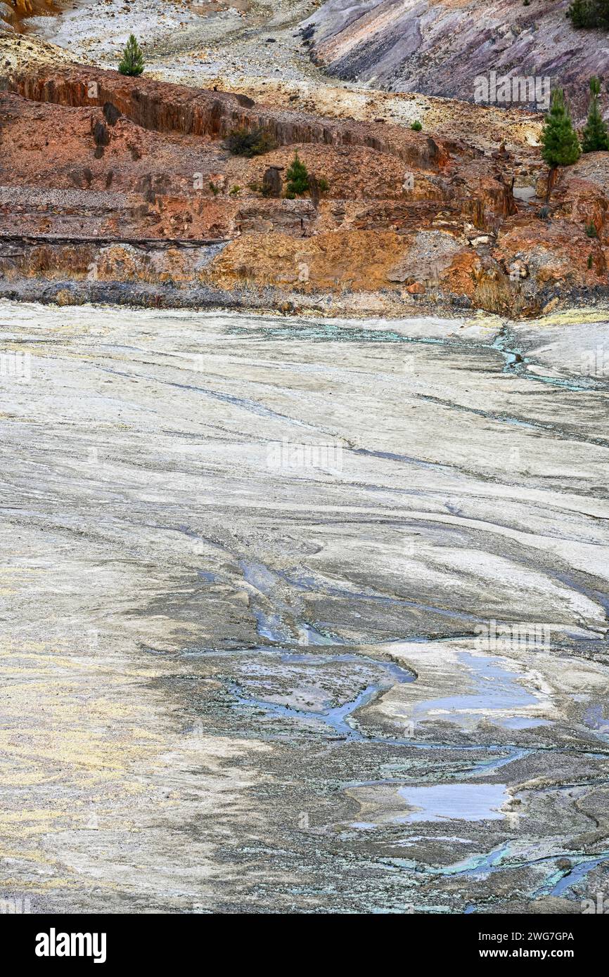 Formations rocheuses naturellement striées avec des traces d'eau acide bleu-vert dans la région de Rio Tinto Banque D'Images