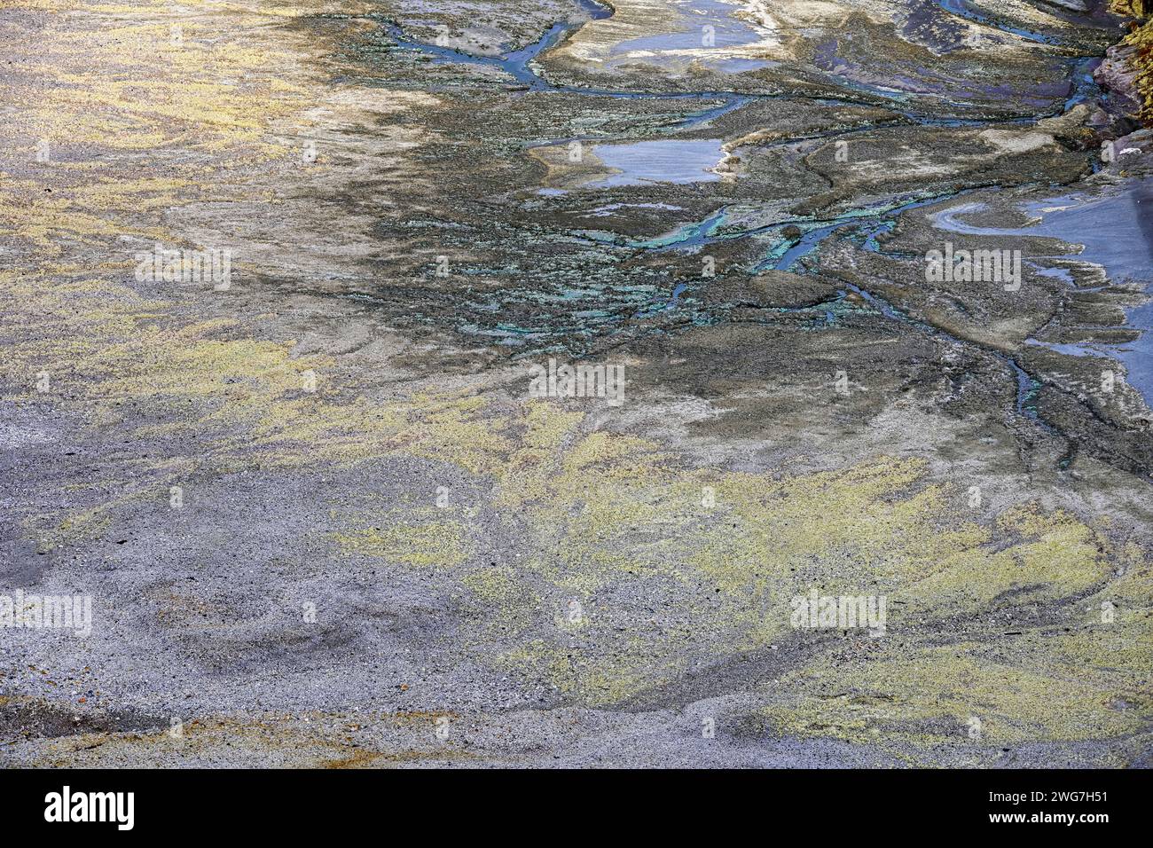 Le paysage du Rio Tinto présente une tapisserie de traces minérales avec des ruisseaux acides sculptant à travers le terrain Banque D'Images