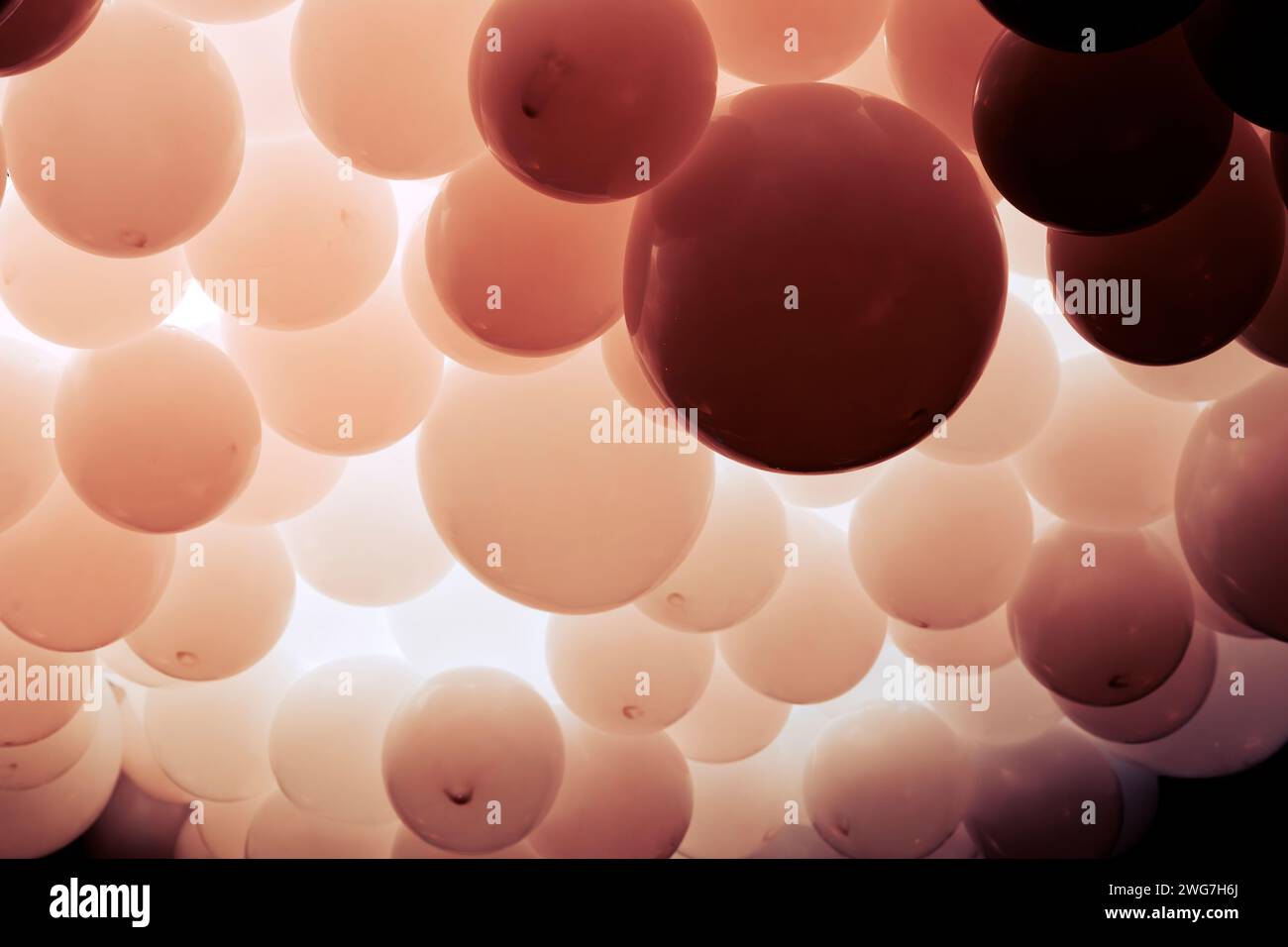 Un grand groupe de ballons flottants en jouet marron Banque D'Images