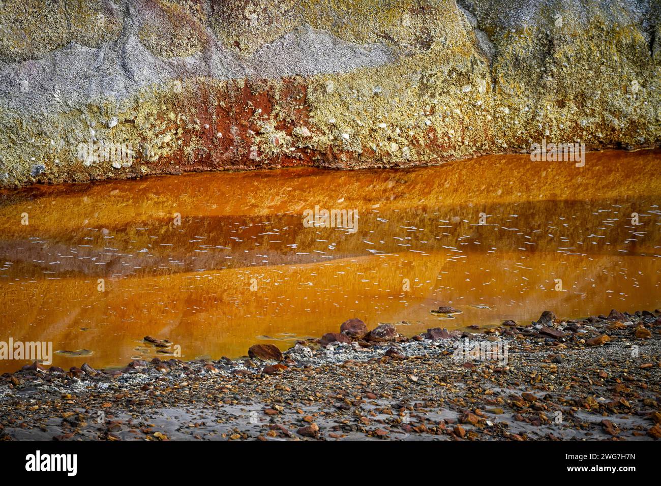 Eaux acides de Rio Tinto avec sédimentation ferreuse Banque D'Images