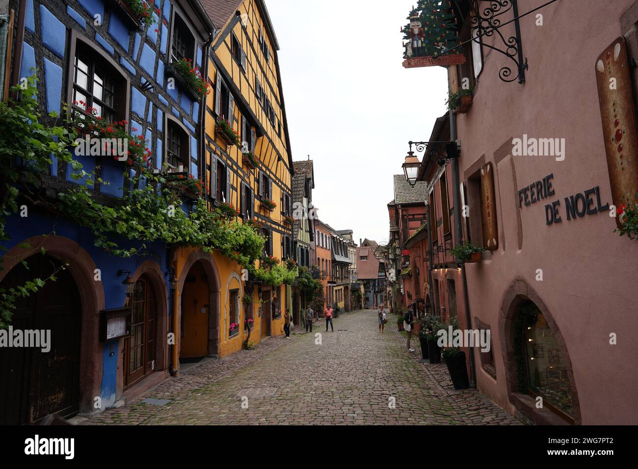 Riquewihr, Alsace, France - 10 juin 2021 : centre-ville historique avec de vieilles maisons à colombages colorées, destination touristique populaire Banque D'Images