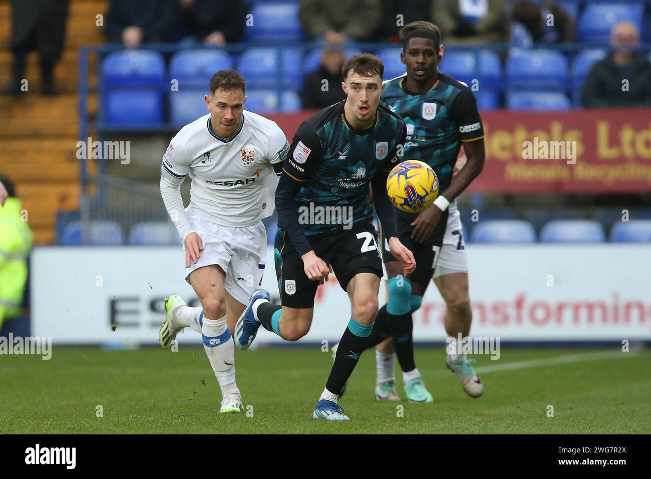 Birkenhead, Royaume-Uni. 03 février 2024. Kieron Morris de Tranmere Rovers (l) poursuit Lewis Billington de Crewe Alexandra. EFL Skybet football League Two Match, Tranmere Rovers contre Crewe Alexandra à Prenton Park, Birkenhead, Wirral le samedi 3 février 2024. Cette image ne peut être utilisée qu'à des fins éditoriales. Usage éditorial uniquement, .pic par Chris Stading/ crédit : Andrew Orchard photographie sportive/Alamy Live News Banque D'Images