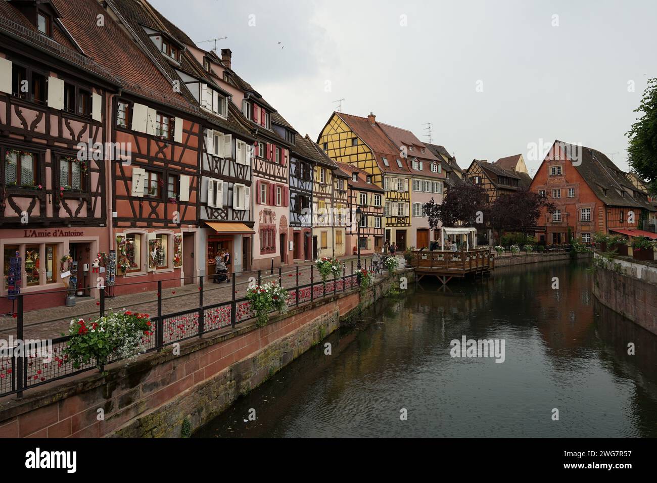 Colmar, Alsace, France - 10 juin 2021 : centre-ville historique avec de vieilles maisons à colombages colorées, destination touristique populaire Banque D'Images