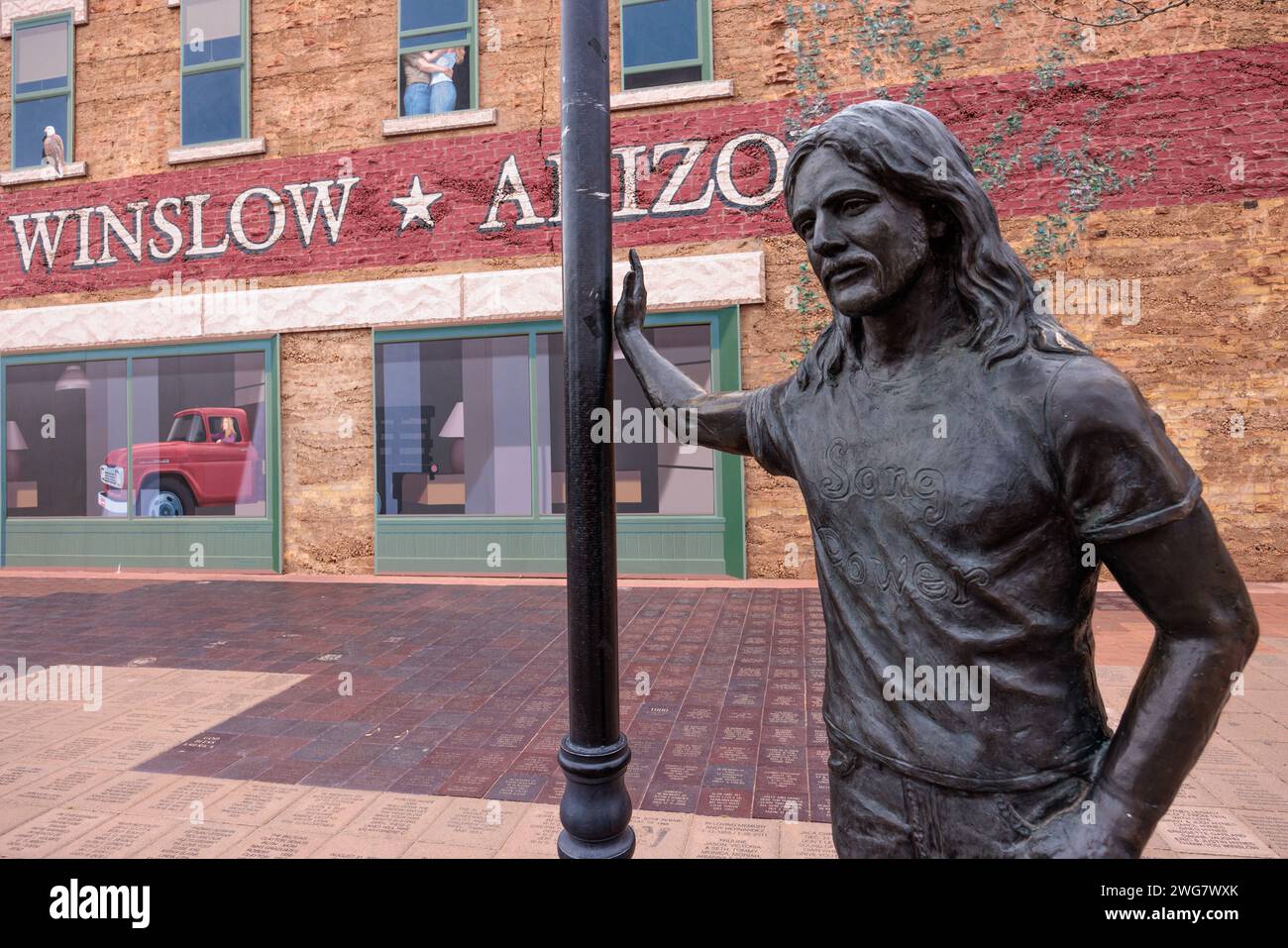 Statue of a Man standin' on a Corner à Winslow Arizona chanté dans la chanson classique Glenn Frey et Jackson Browne Banque D'Images