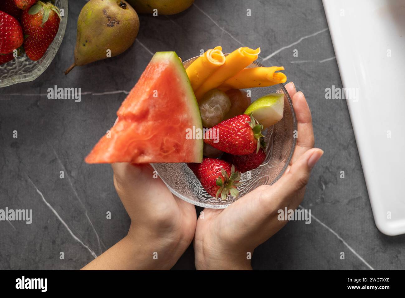 salade de fruits appétissante, collation saine avec des vitamines, fond de nourriture fraîche, restaurant Banque D'Images