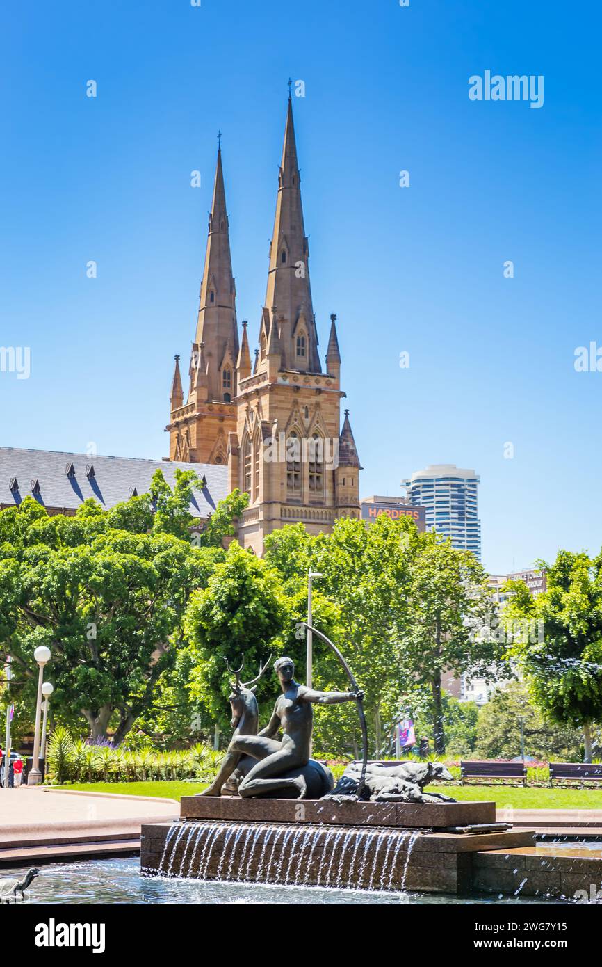 Sydney, Australie – 26 décembre 2021 : fontaine Archibald en face de la cathédrale Sainte-Marie vue depuis Hyde Park. Banque D'Images