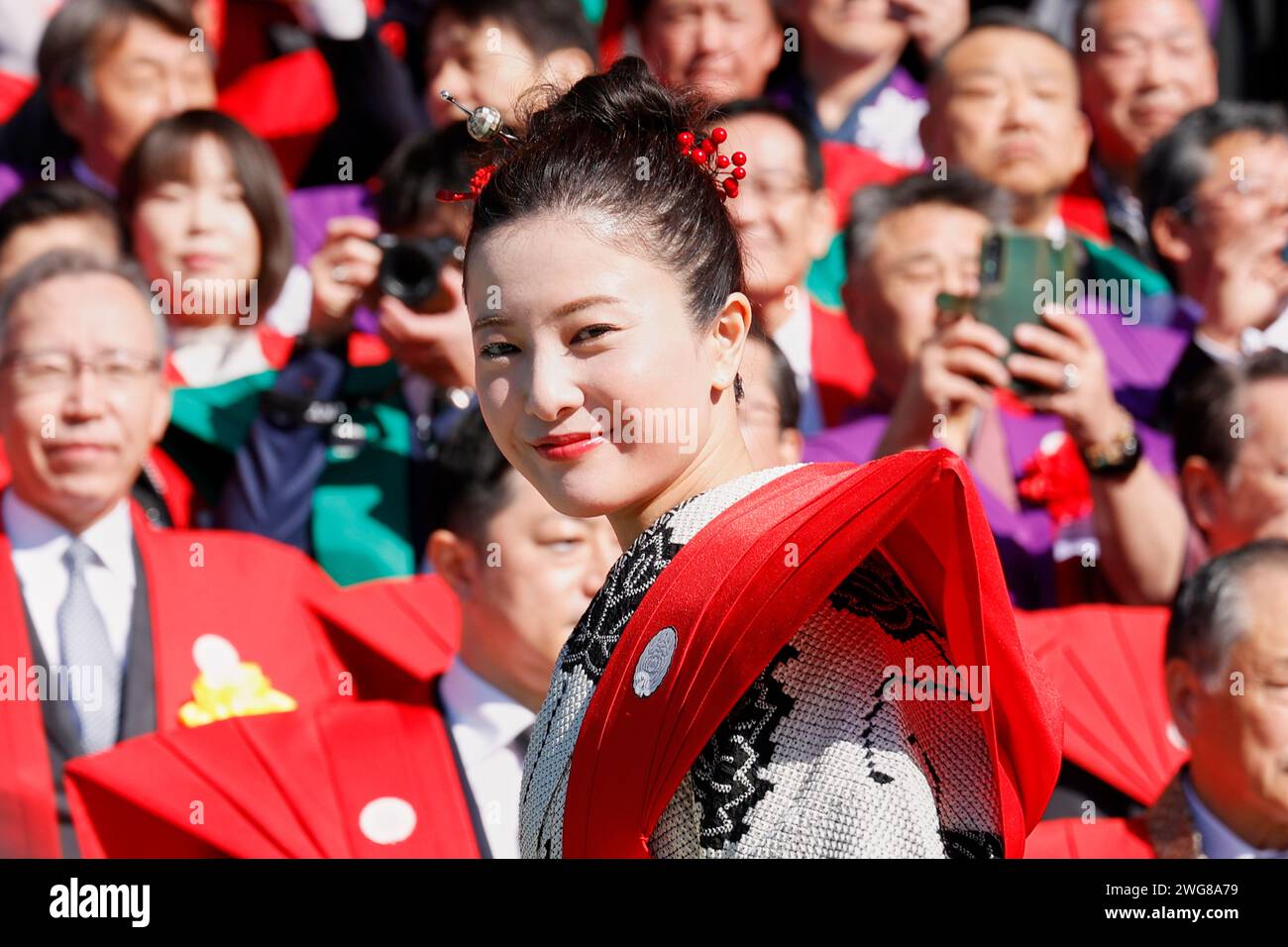 3 février 2024, Chiba, Japon : l'actrice japonaise Yuriko Yoshitaka assiste au festival Setsubun au temple Naritasan Shinshoji dans le centre de Narita. Le festival annuel a lieu au temple Naritasan Shinshoji avec des célébrités japonaises et des lutteurs de sumo jetant du soja au peuple pour repousser les mauvais esprits et inviter la bonne fortune. (Image de crédit : © Rodrigo Reyes Marin/ZUMA Press Wire) USAGE ÉDITORIAL SEULEMENT! Non destiné à UN USAGE commercial ! Banque D'Images