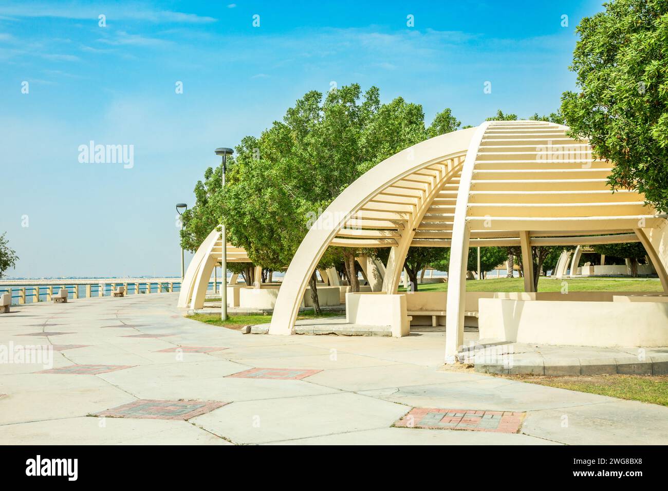 Gazebos en forme de sphère dans le parc côtier à Artifical Murjan Island, Dammam, Arabie Saoudite Banque D'Images