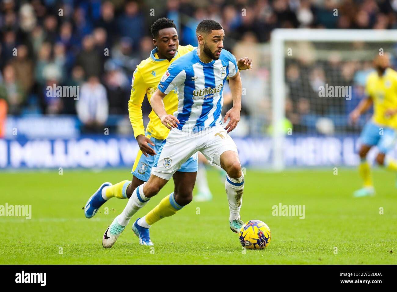 Huddersfield, Angleterre, Royaume-Uni le 3 février 2024. Huddersfield, Royaume-Uni. 03 février 2024. Le défenseur de Huddersfield Town Brodie Spencer (17) en action lors du Huddersfield Town AFC v Sheffield Wednesday FC SKY BET EFL Championship Match au John Smith's Stadium, Huddersfield, Angleterre, Royaume-Uni le 3 février 2024 crédit : Every second Media/Alamy Live News Banque D'Images