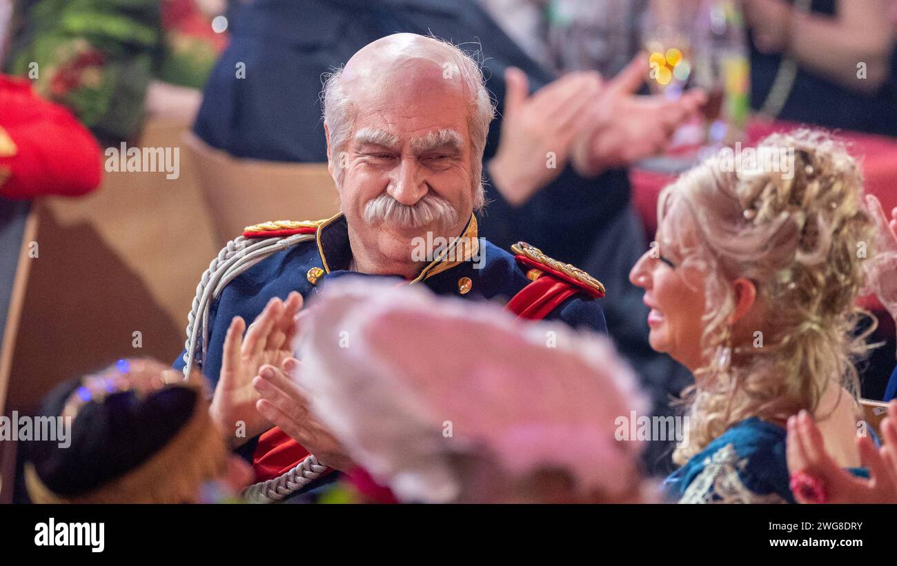 Veitshoechheim, Mainfrankensaele, 02.02.2024, Fastnacht in Franken 2024 Bild : Der bayerischer Ministerpraesident Markus Soedern CSU verkleidet als Reichskanzler Otto von Bismarck *** Veitshoechheim, Mainfrankensaele, 02 02 2024, Fastnacht in Franken 2024 photo le Premier ministre bavarois Markus Heidern Bisxshabillé par le ministre de l'État de Bavière Banque D'Images