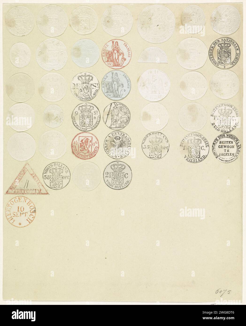 Feuille avec timbres néerlandais et français découpés, anonyme, 1762 - 1816 tirage feuille avec quarante timbres néerlandais et français découpés et collés, de la période 1762-1816. Principalement des timbres ronds, un hémisphère et un triangulaire. Armoiries en papier des pays-Bas (symbole de l'État, etc.). Timbre ( courrier) pays-Bas. France Banque D'Images