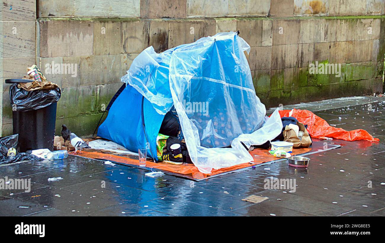 Glasgow, Écosse, Royaume-Uni. 3 février 2024. UK Météo : une journée ennuyeuse a vu des habitants dans les rues du centre-ville. Des sans-abri ont installé un camp dans le centre-ville. Crédit Gerard Ferry/Alamy Live News Banque D'Images