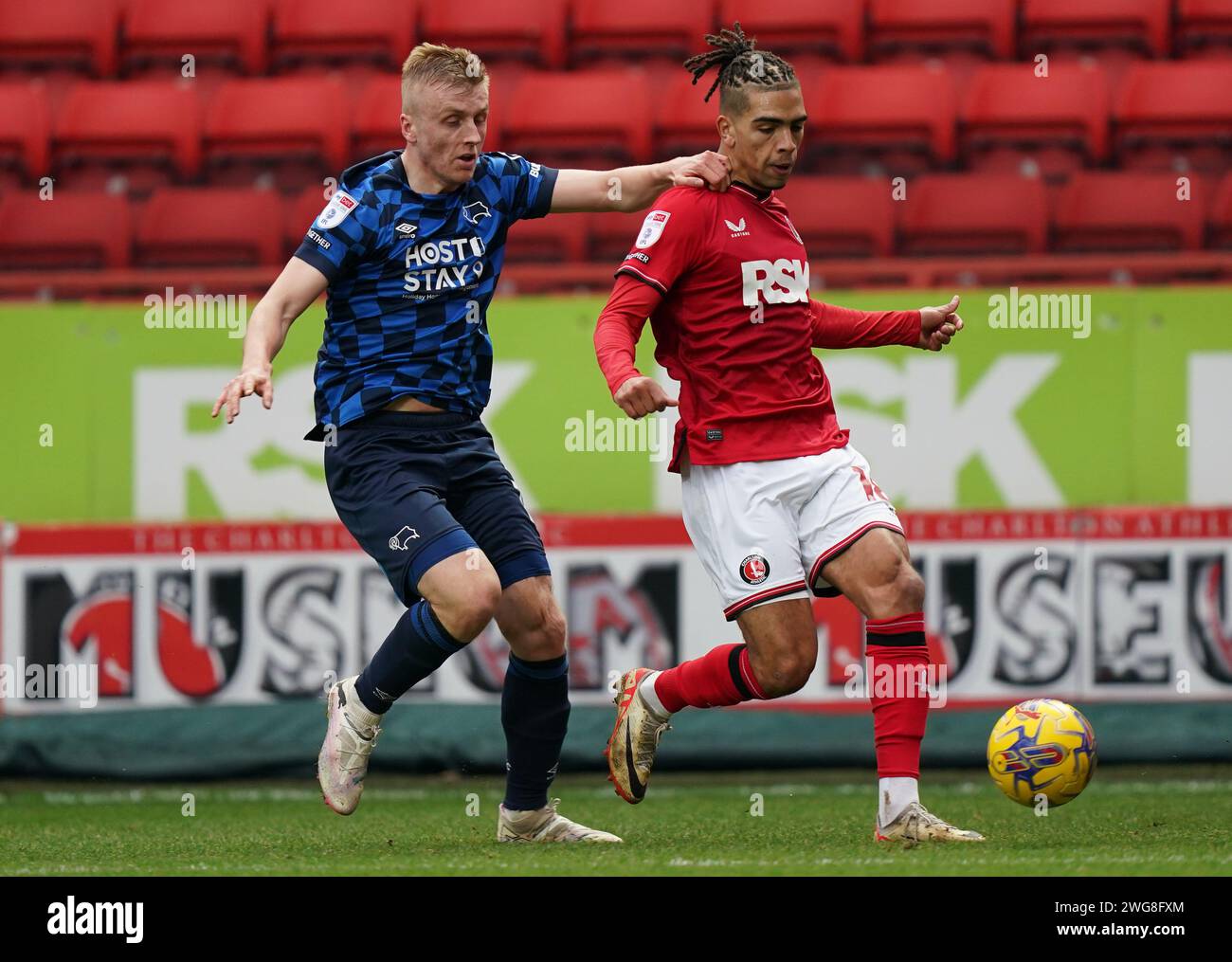 LONDRES, ANGLETERRE - FÉVRIER 3 : Tennai Watson de Charlton Athletic sous la pression de Tom Barkhuizen de Derby County lors du match Sky Bet League One entre Charlton Athletic et Derby County à The Valley le 3 février 2024 à Londres, Royaume-Uni. (Photo de Dylan Hepworth/MB Media) Banque D'Images