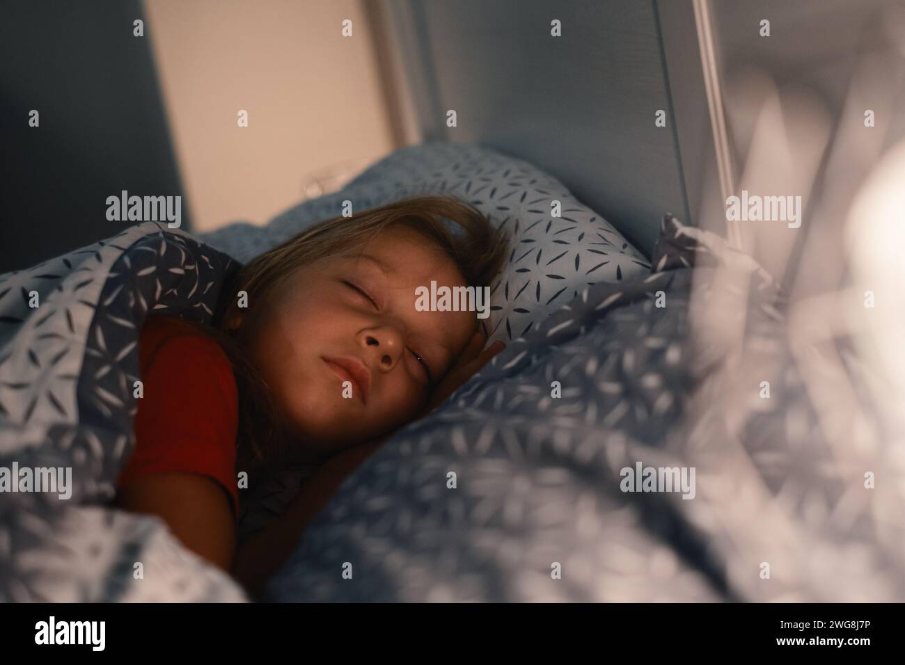 Enfant dormant la nuit. Lit confortable pour les enfants. Petite fille dormant serré, s'endormant rapidement, des habitudes saines et une literie confortable Banque D'Images