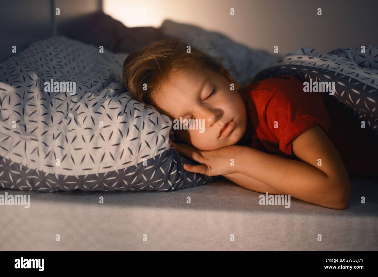 Enfant dormant la nuit. Lit confortable pour les enfants. Petite fille dormant serré, s'endormant rapidement, des habitudes saines et une literie confortable Banque D'Images