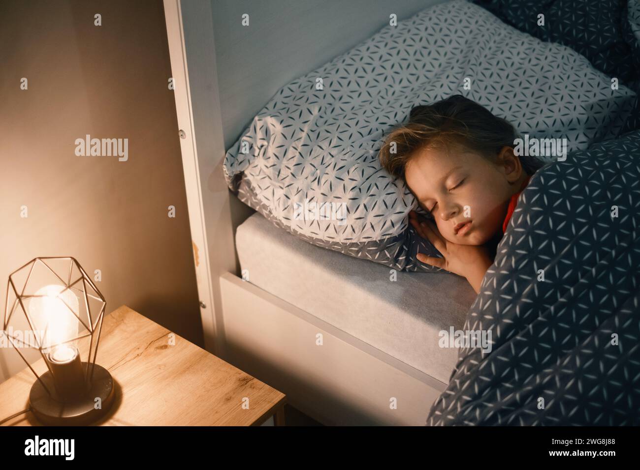 Enfant dormant la nuit. Lit confortable pour les enfants. Petite fille dormant serré, s'endormant rapidement, des habitudes saines et une literie confortable Banque D'Images