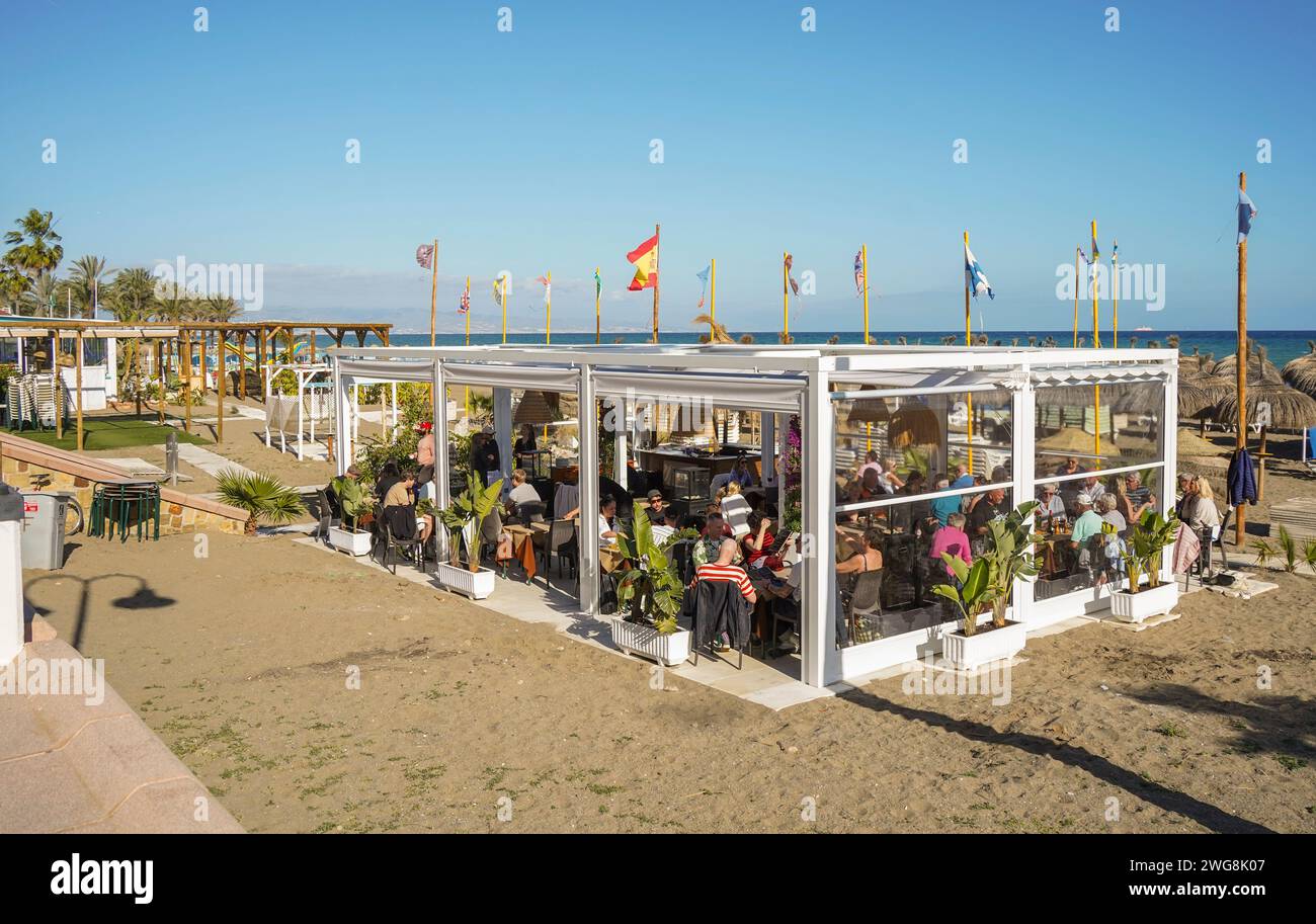 Bar restaurant bondé sur la plage de Torremolinos, Costa del sol, Andalousie, Espagne Banque D'Images