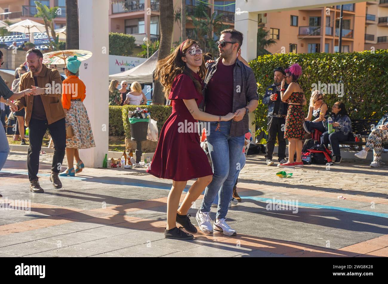 Les gens dansent dans la rue habillés dans le style des années cinquante au Rockin Race Jamboree 2024, rockabillies, Torremolinos, Andalousie, Espagne. Banque D'Images