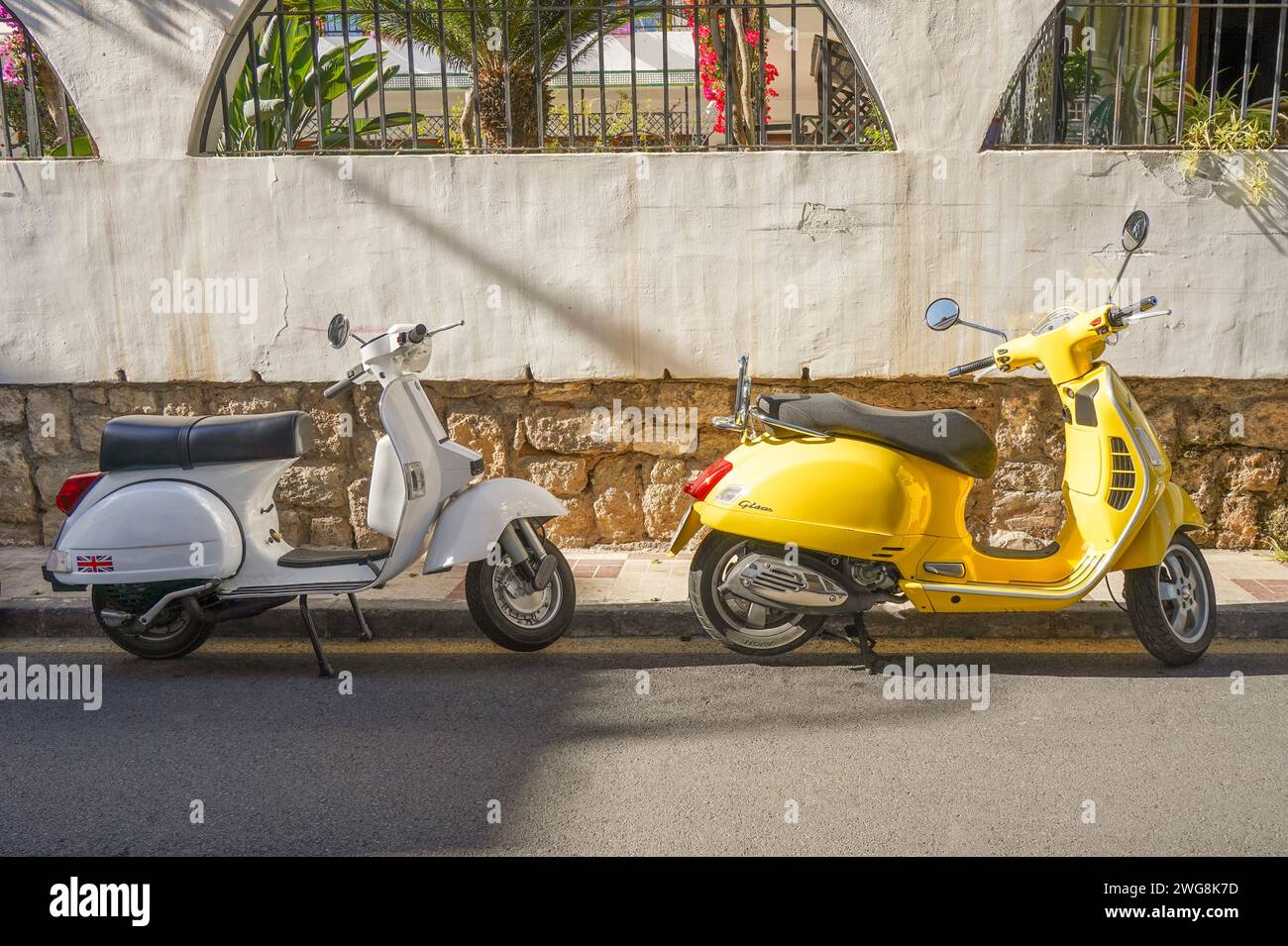 Scooters Vespa garés dans la rue, Andalousie, Espagne. Banque D'Images
