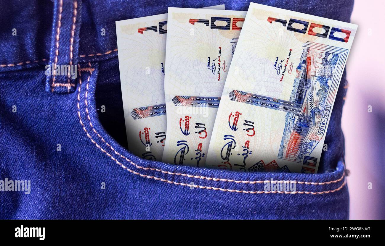 Bouquet de billets de 1000 dinars algériens dans une poche de Jean un concept de dépense Banque D'Images