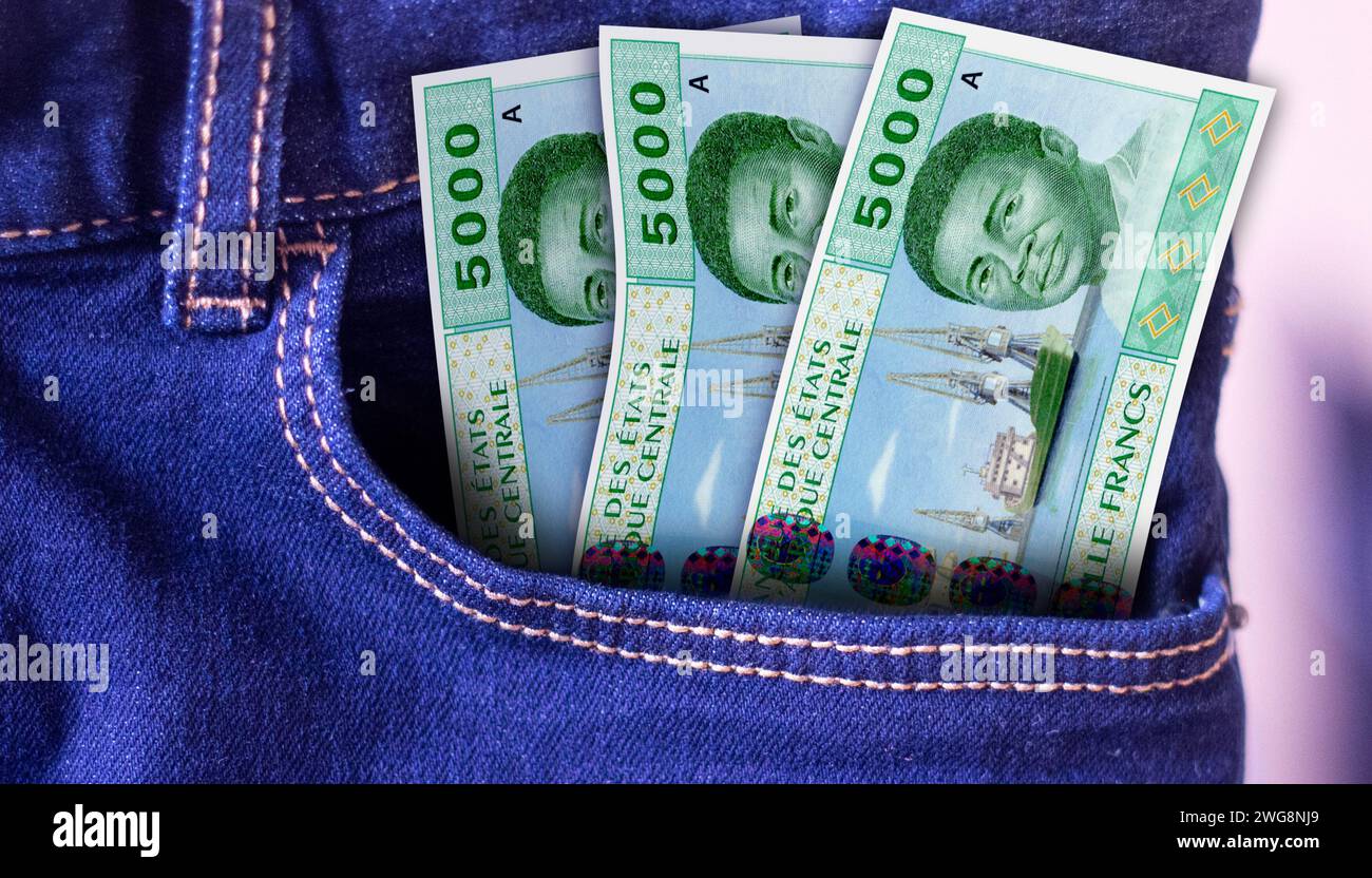 Bouquet de billets de banque centrafricains de 5000 CFA dans un Jean poche un concept de dépense Banque D'Images