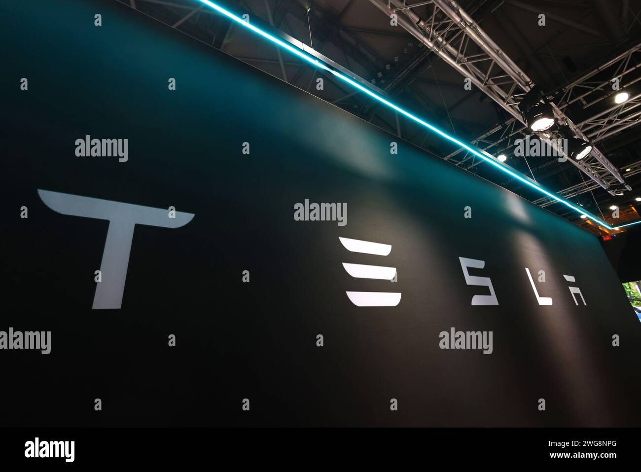 Logo Tesla lors de la projection de presse de vendredi lors du plus grand salon européen de la voiture électrique, eCarExpo, à l'arène Friends à Stockholm, en Suède. Banque D'Images