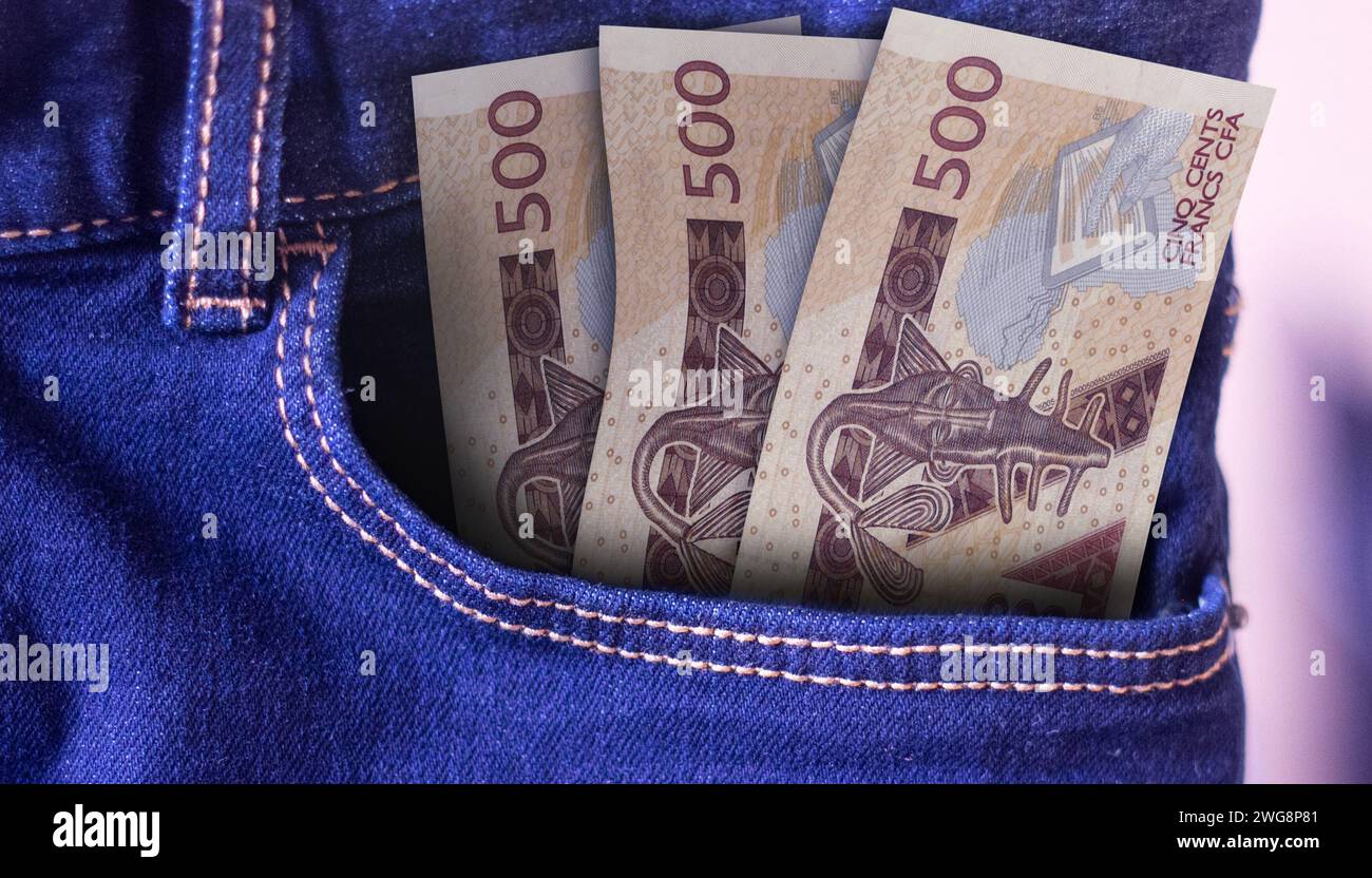 Bouquet de billets de banque centrafricains de 500 CFA dans un Jean poche un concept de dépense Banque D'Images