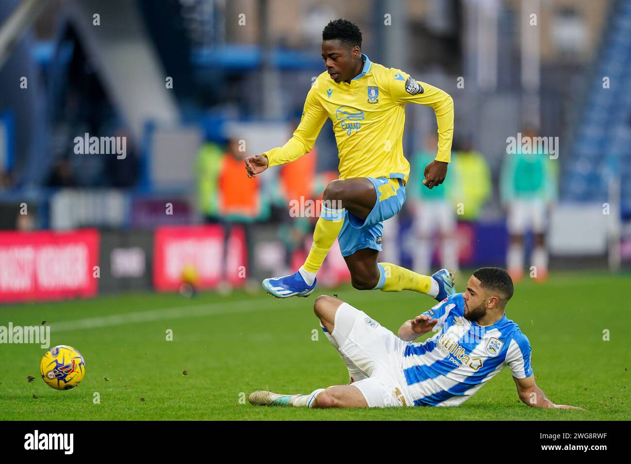 Huddersfield, Angleterre, Royaume-Uni le 3 février 2024. Huddersfield, Royaume-Uni. 03 février 2024. L'attaquant Anthony Musaba (45) et le défenseur Brodie Spencer (17) de Huddersfield Town s'attaquent lors du match du championnat EFL de Huddersfield Town AFC v Sheffield Wednesday FC SKY BET au John Smith's Stadium, Huddersfield, Angleterre, Royaume-Uni le 3 février 2024 Credit : Every second Media/Alamy Live News Banque D'Images