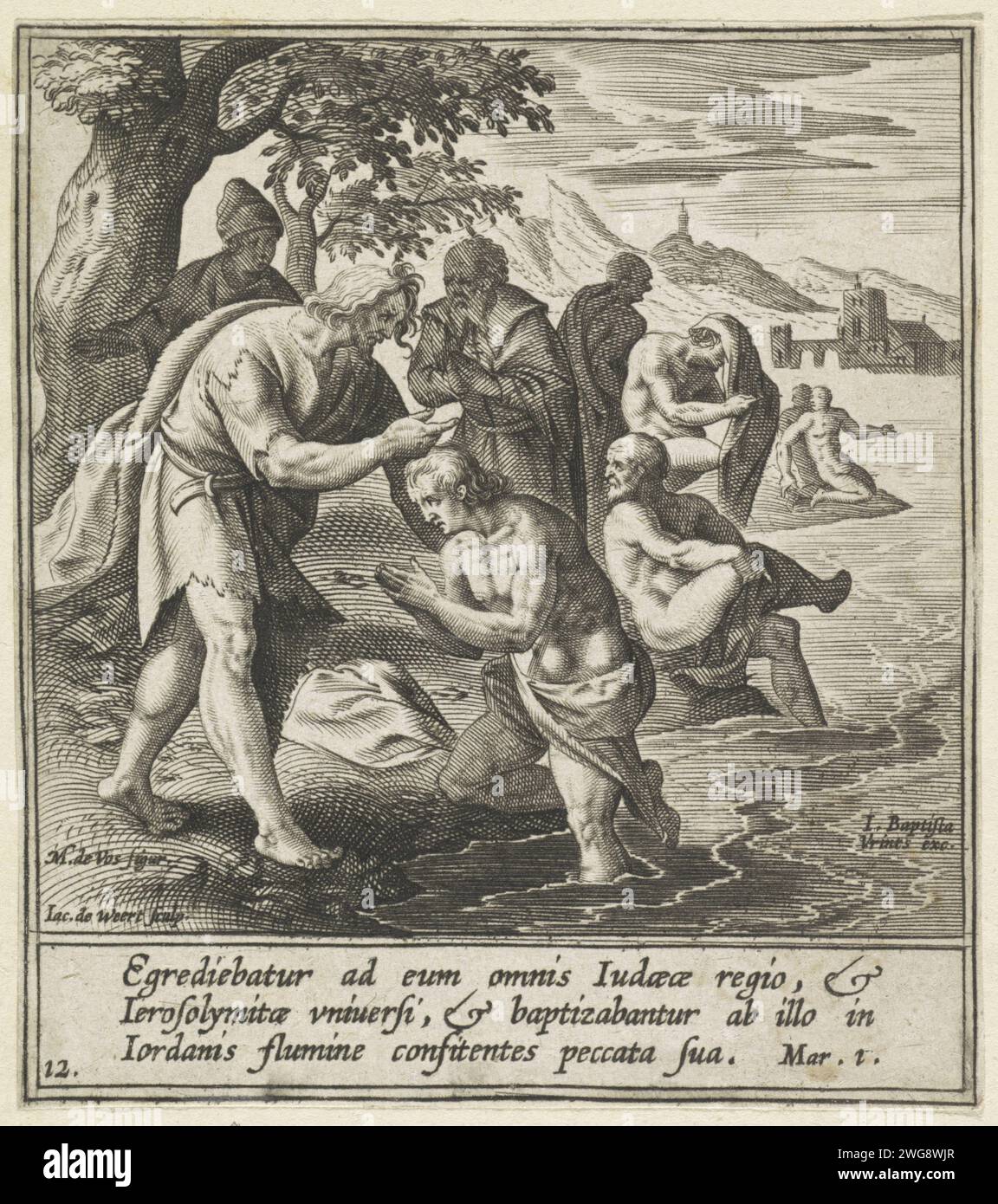 Johannes de Baptist au Jordaan, Jacob de Weert, d'après Maerten de vos, 1580 - 1600 imprimer Jean le Baptiste baptisa un croyant au Jordaan. Derrière lui, un homme se lave les pieds et un autre homme sèche. Il y a quelques bâtiments au loin au pied d'une montagne. Sous la performance se trouve un texte latin de trois lignes avec la description de la scène de mars 1. Anvers gravure sur papier Jean le Baptiste baptisant la Jordanie Banque D'Images
