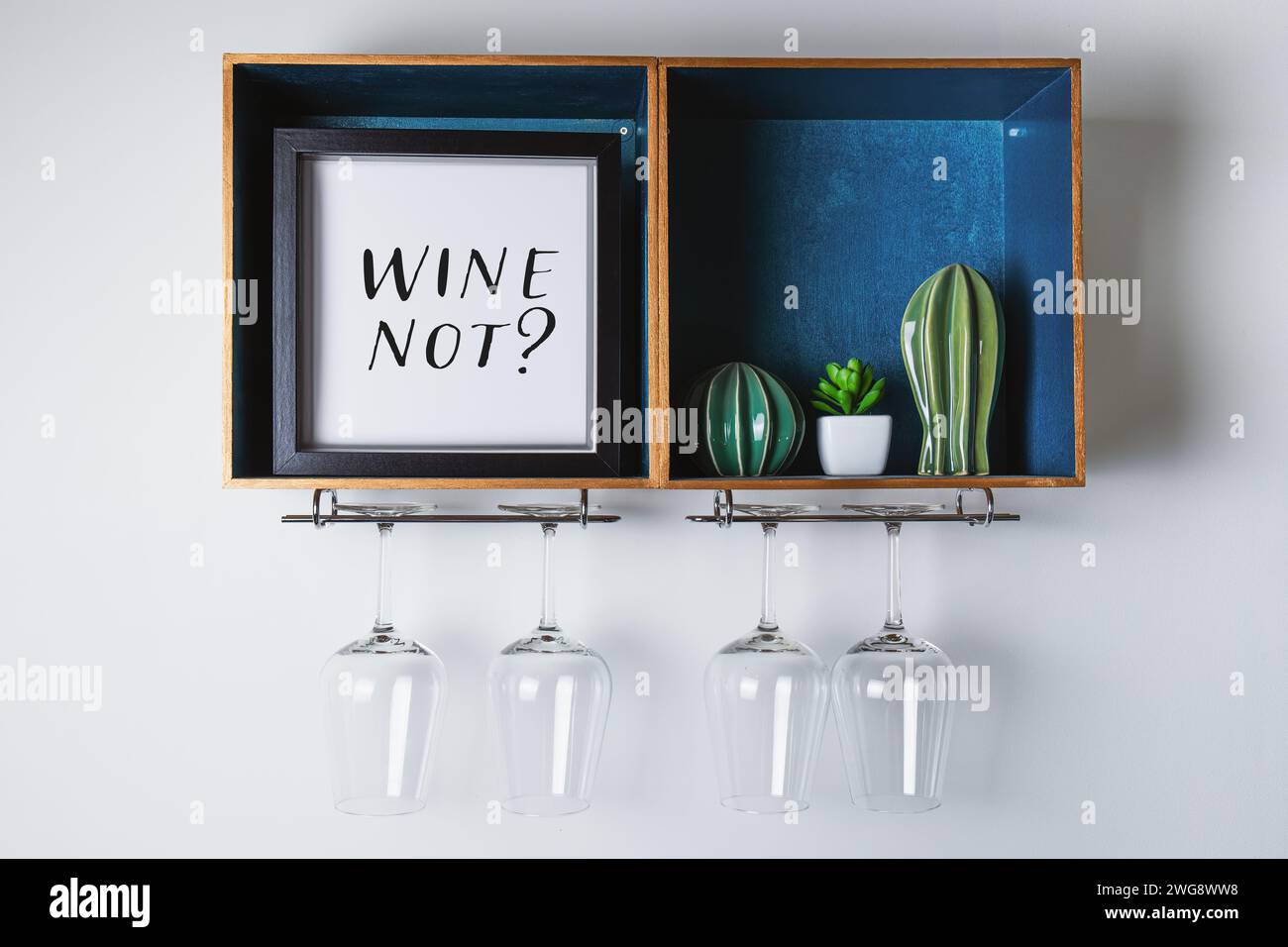 Cadre avec texte humoristique lettrage Wine Not. support de porte-verre à vin avec un signe ludique, plante succulente et design décoratif pour porte-vin Banque D'Images