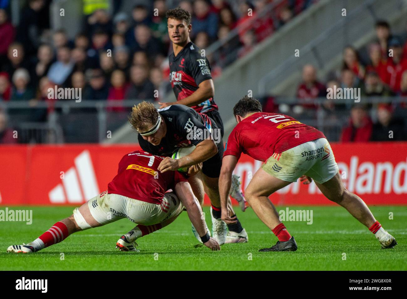 Cork, Irlande. 03 février 2024. George Bell of Crusaders affronté par Alex Kendellen de Munster et Eoghan Clarke de Munster lors du test match entre Munster Rugby et Crusaders à Pairc UI Chaoimh à Cork, Irlande le 3 février 2024 (photo par Andrew SURMA / crédit : SIPA USA/Alamy Live News Banque D'Images