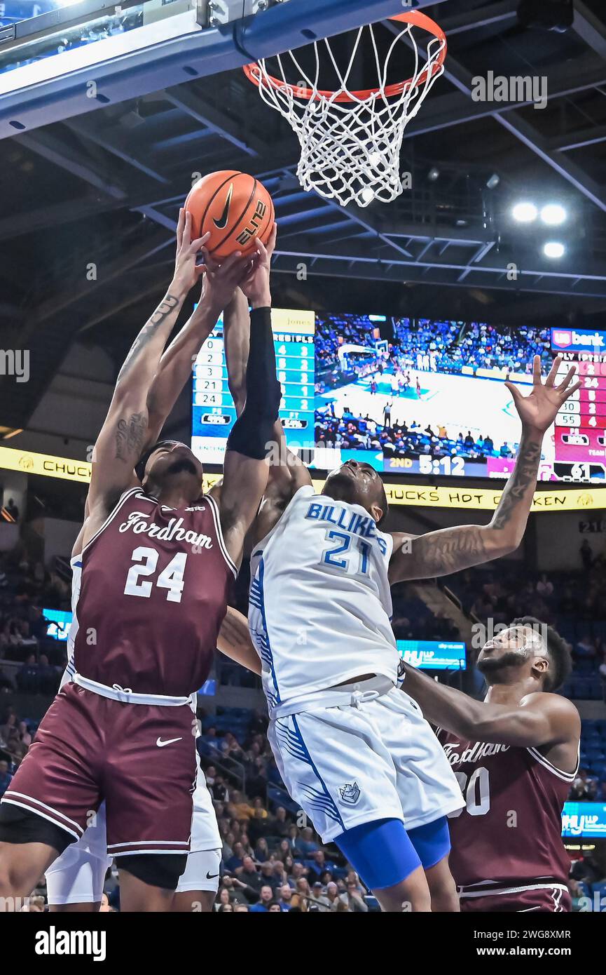 03 FÉVRIER 2024 : le garde des Fordham Rams Antrell Charlton (24) et celui de Saint Louis Billikens Sincere Parker (21) se battent pour le rebond dans un match de division A10 où les Fordham Rams ont visité la rue Louis Billikens. Tenue à Chaifetz Arena à St. Louis, Mo le samedi 03 février 2024 Richard Ulreich/CSM Banque D'Images