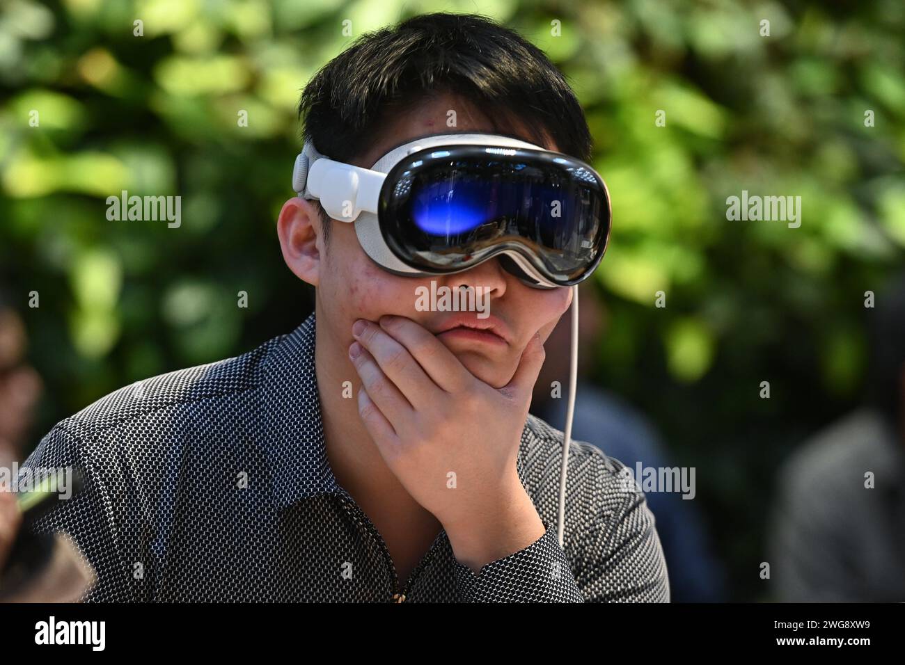 Un client possédant un casque Apple Vision Pro Mixed Reality (XR) dans le magasin Apple Fifth Avenue à New York. Le Vision Pro, le géant de la technologie à 3,4 $ Banque D'Images