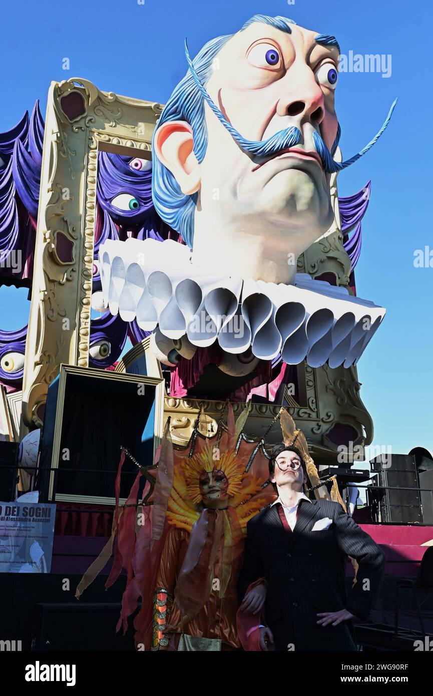 Viareggio, . 03 février 2024. Viareggio, Italie ouverture et inauguration DU CARNAVAL DE VIAREGGIO 2024 avec Marco Tardelli, Mirta Merlinino, Daniela Ballard Consul général des Etats-Unis à Florence, Giorgio Del Ghingaro Maire de Viareggio, Dandy Fabrizio Longobardi, Eugenio Giani Président de la Toscane, Massimo Bottura avec performance et défilé de chars artistiques typiques du carnaval de Viareggio sur la photo : chars du carnaval de Viareggio en parade crédit : Agence photo indépendante/Alamy Live News Banque D'Images