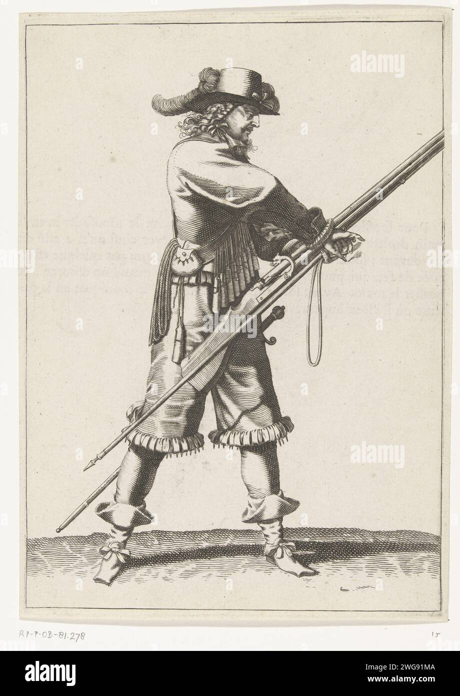 Soldat avec un mousquet qui transfère sa mèche de sa droite à sa main gauche, ca. 1645, 1645 - 1647 imprimer Un soldat, en entier, à droite, qui tient un mousquet (un certain type d'arme à feu) et une fourre (fourche de mousquet) de sa main gauche. Il transfère la mèche brûlante de sa main droite à sa main gauche, ca. 1645. Imprimé au dos avec texte en français. Libre à la plaque 15 dans les instructions de manipulation du mousquet dans la manipulation des armes de J. de Gheyn. Guerre ait de guerre vers 1600. Sud des pays-Bas gravure papier manipulation des armes ~ entraînement militaire. armes Banque D'Images