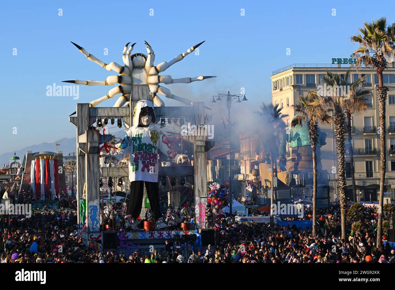 Viareggio, . 03 février 2024. Viareggio, Italie ouverture et inauguration DU CARNAVAL DE VIAREGGIO 2024 avec Marco Tardelli, Mirta Merlinino, Daniela Ballard Consul général des Etats-Unis à Florence, Giorgio Del Ghingaro Maire de Viareggio, Dandy Fabrizio Longobardi, Eugenio Giani Président de la Toscane, Massimo Bottura avec performance et défilé de chars artistiques typiques du carnaval de Viareggio sur la photo : chars du carnaval de Viareggio en parade crédit : Agence photo indépendante/Alamy Live News Banque D'Images