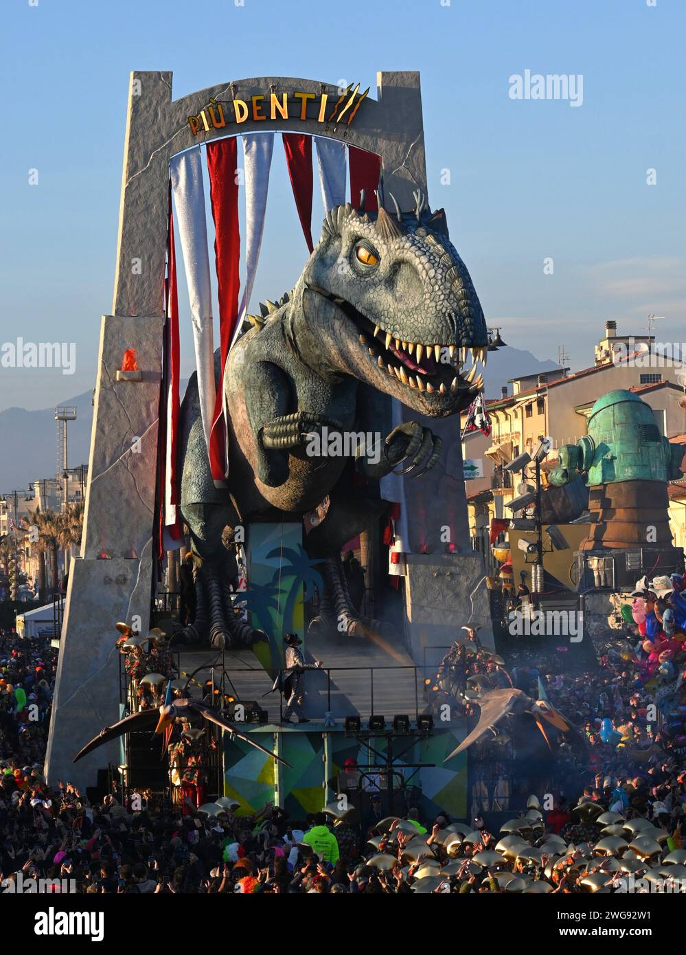 Viareggio, . 03 février 2024. Viareggio, Italie ouverture et inauguration DU CARNAVAL DE VIAREGGIO 2024 avec Marco Tardelli, Mirta Merlinino, Daniela Ballard Consul général des Etats-Unis à Florence, Giorgio Del Ghingaro Maire de Viareggio, Dandy Fabrizio Longobardi, Eugenio Giani Président de la Toscane, Massimo Bottura avec performance et défilé de chars artistiques typiques du carnaval de Viareggio sur la photo : chars du carnaval de Viareggio en parade crédit : Agence photo indépendante/Alamy Live News Banque D'Images