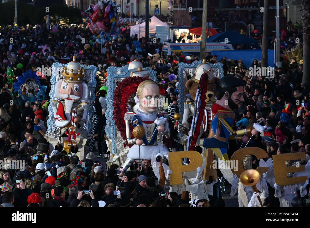 Viareggio, . 03 février 2024. Viareggio, Italie ouverture et inauguration DU CARNAVAL DE VIAREGGIO 2024 avec Marco Tardelli, Mirta Merlinino, Daniela Ballard Consul général des Etats-Unis à Florence, Giorgio Del Ghingaro Maire de Viareggio, Dandy Fabrizio Longobardi, Eugenio Giani Président de la Toscane, Massimo Bottura avec performance et défilé de chars artistiques typiques du carnaval de Viareggio sur la photo : chars du carnaval de Viareggio en parade crédit : Agence photo indépendante/Alamy Live News Banque D'Images