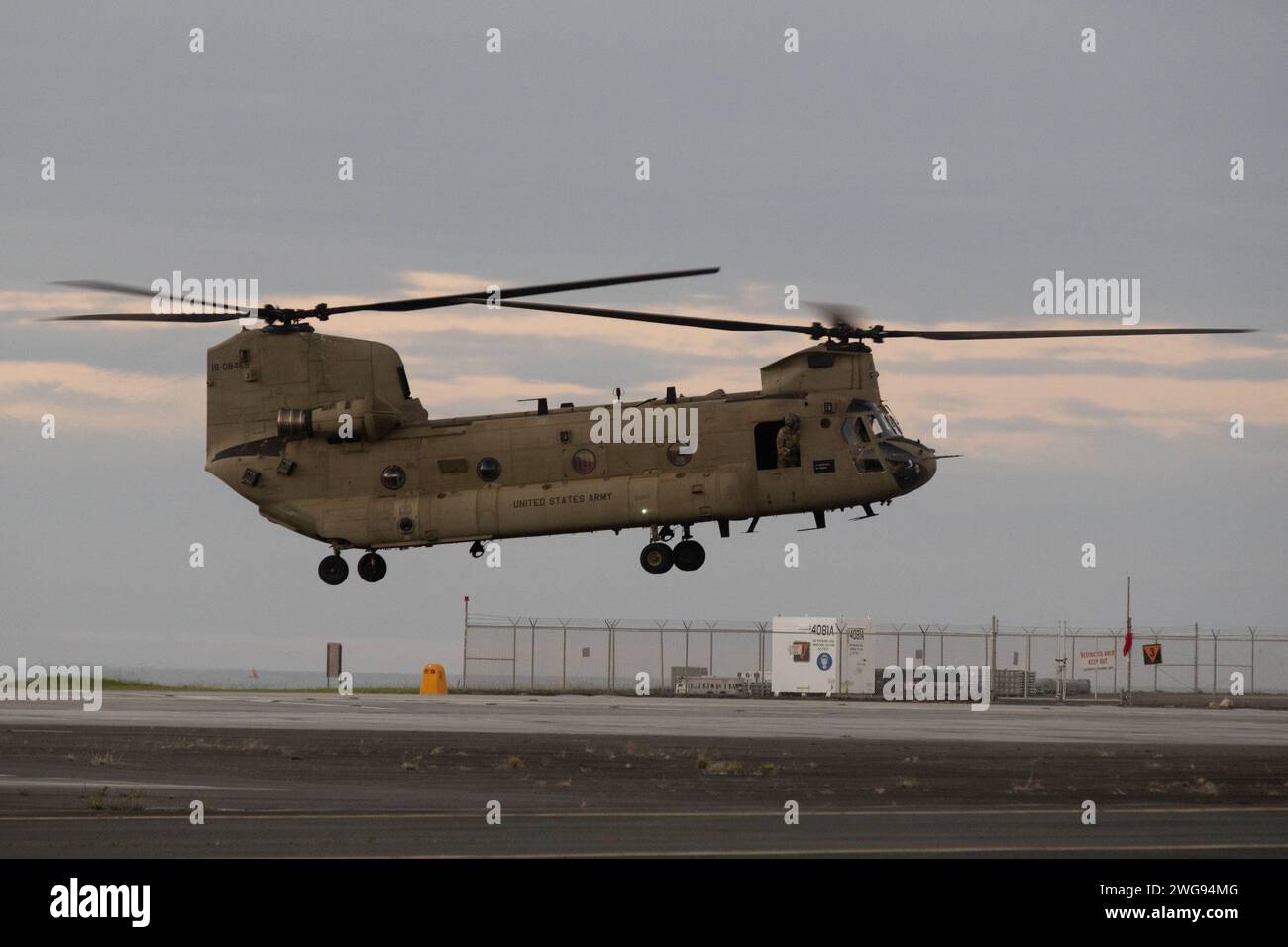 Un CH-47F Chinook de l'armée américaine effectue une formation avec les Marines américains du Marine Wing Communications Squadron (MWCS) 18 et du Marine Air Control Squadron (MACS) 4, Marine Air Control Group 18, 1st Marine Aircraft Wing. MWCS-18 et MACS-4 ont travaillé aux côtés du personnel de l'armée américaine, de l'armée de l'air et de la garde côtière en préparation du Balikatan 24. (Photo du corps des Marines des États-Unis par lance Cpl Logan Beeney) Banque D'Images