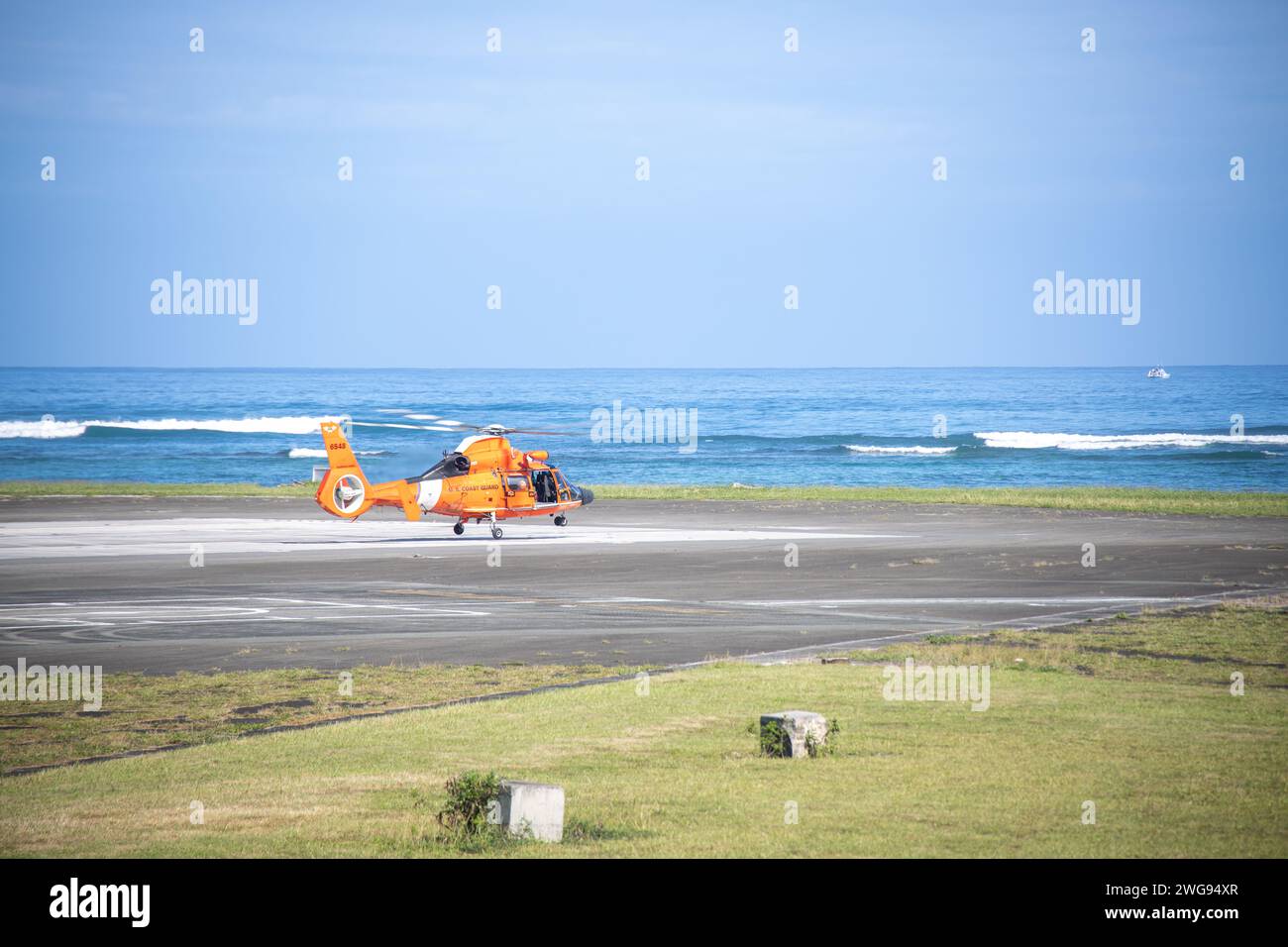 Un Dolphin de la Garde côtière américaine HH-65 mène une formation avec les Marines américains du Marine Wing Communications Squadron (MWCS) 18 et du Marine Air Control Squadron (MACS) 4, Marine Air Control Group 18, 1st Marine Aircraft Wing. MWCS-18 et MACS-4 ont travaillé aux côtés du personnel de l'armée américaine, de l'armée de l'air et de la garde côtière en préparation du Balikatan 24. (Photo du corps des Marines des États-Unis par lance Cpl Logan Beeney) Banque D'Images