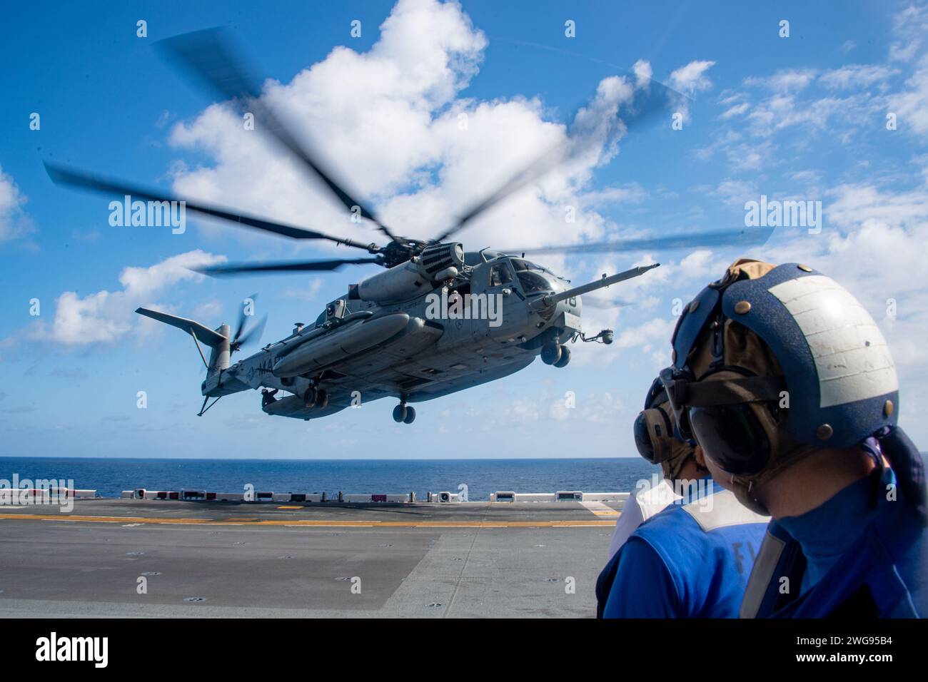 MER DES PHILIPPINES (31 janvier 2024) Un hélicoptère CH-53E Super Stallion, de l’élément de combat aérien (ACE) de la 31e unité expéditionnaire des Marines (MEU), atterrit sur le pont d’envol du porte-avions amphibie USS America (LHA 6) déployé à l’avant, alors qu’il menait des opérations de routine en mer des Philippines, janvier 31. America, navire de tête de l'America Amphibious Ready Group, opère dans la zone d'opérations de la 7e flotte américaine. La 7e flotte américaine est la plus grande flotte numérotée déployée à l’avant de la marine américaine. Elle interagit et opère régulièrement avec des alliés et des partenaires pour préserver un Indo-PAC libre et ouvert Banque D'Images